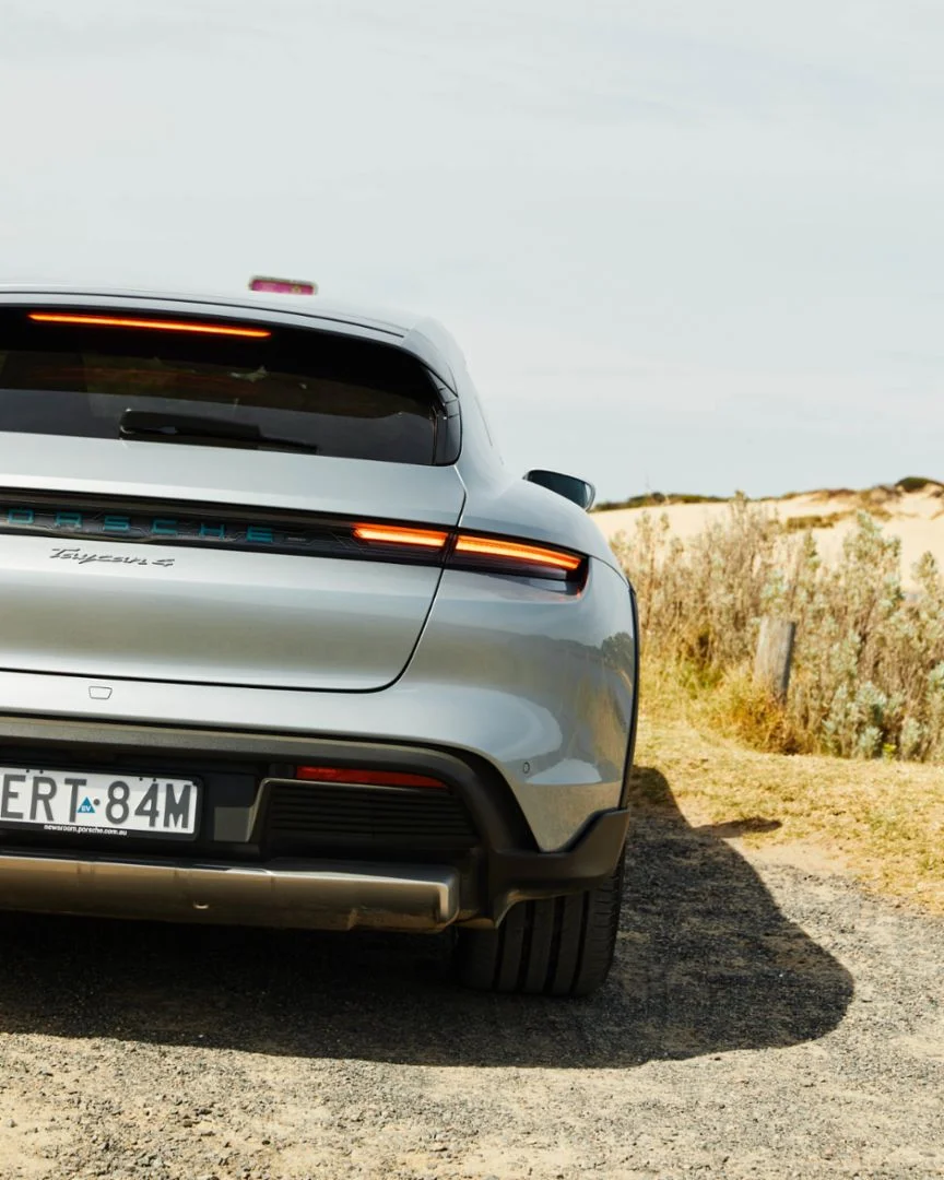 Der Porsche Taycan 4 Cross Turismo in der Heckansicht.