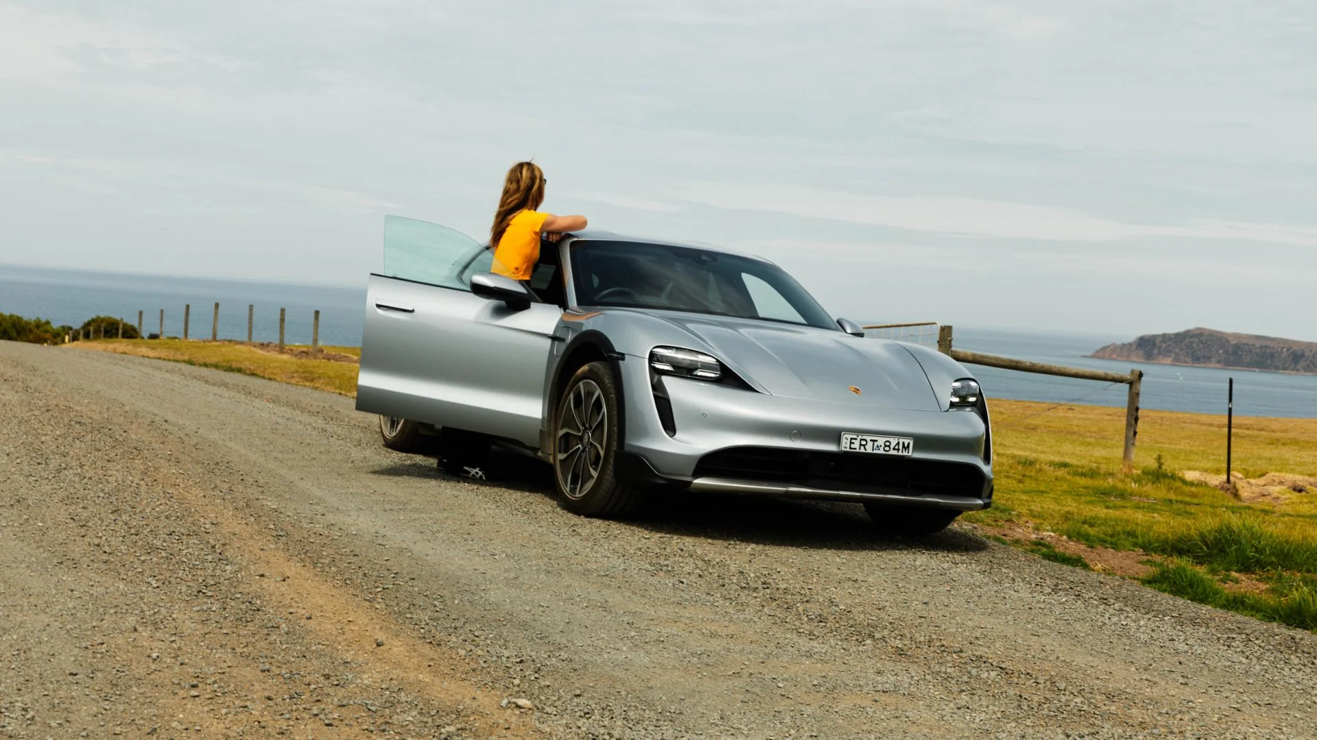 Der Porsche Taycan 4 Cross Turismo in der Außenansicht.