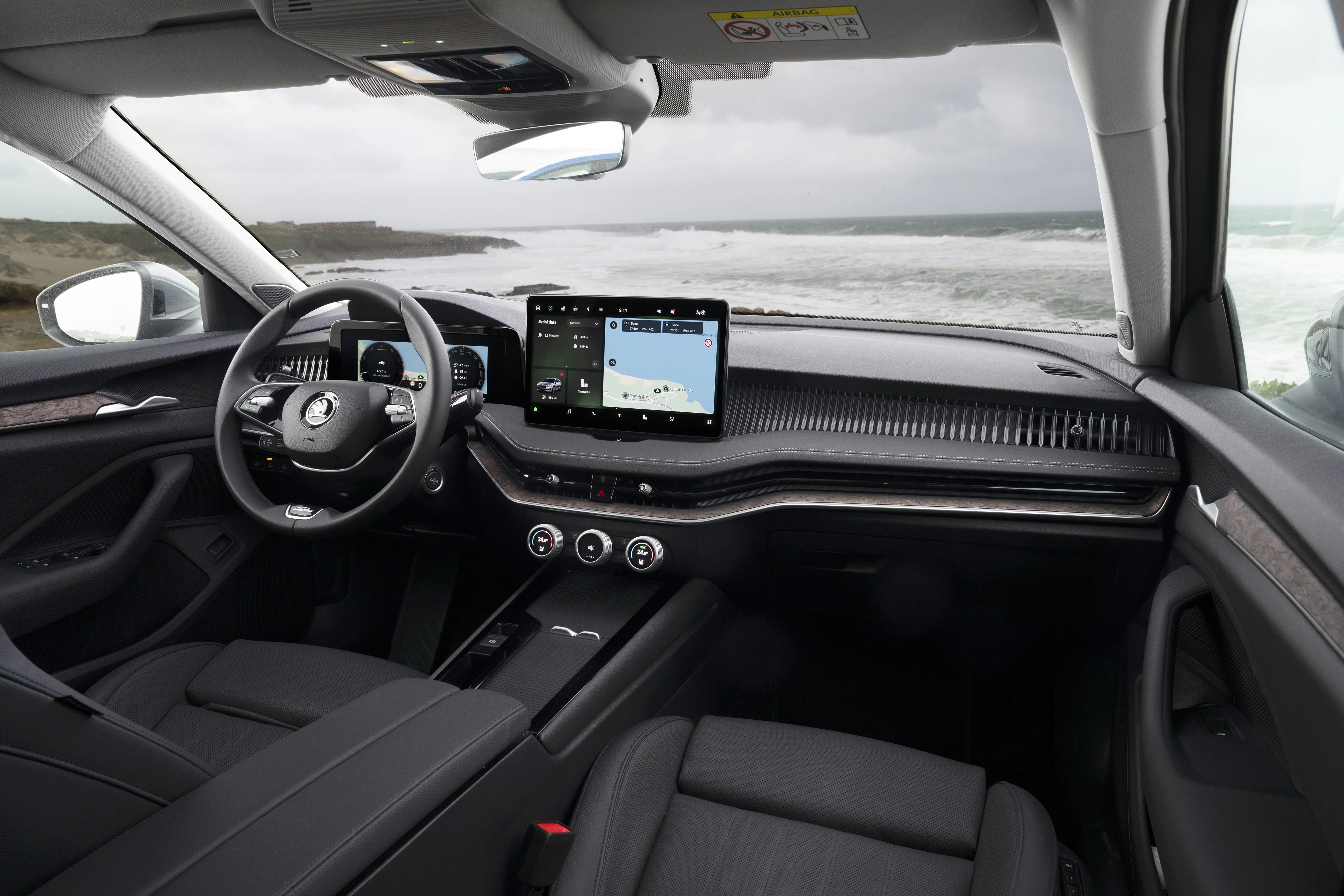 Sicht auf das Cockpit des neuen Škoda Superb Combi