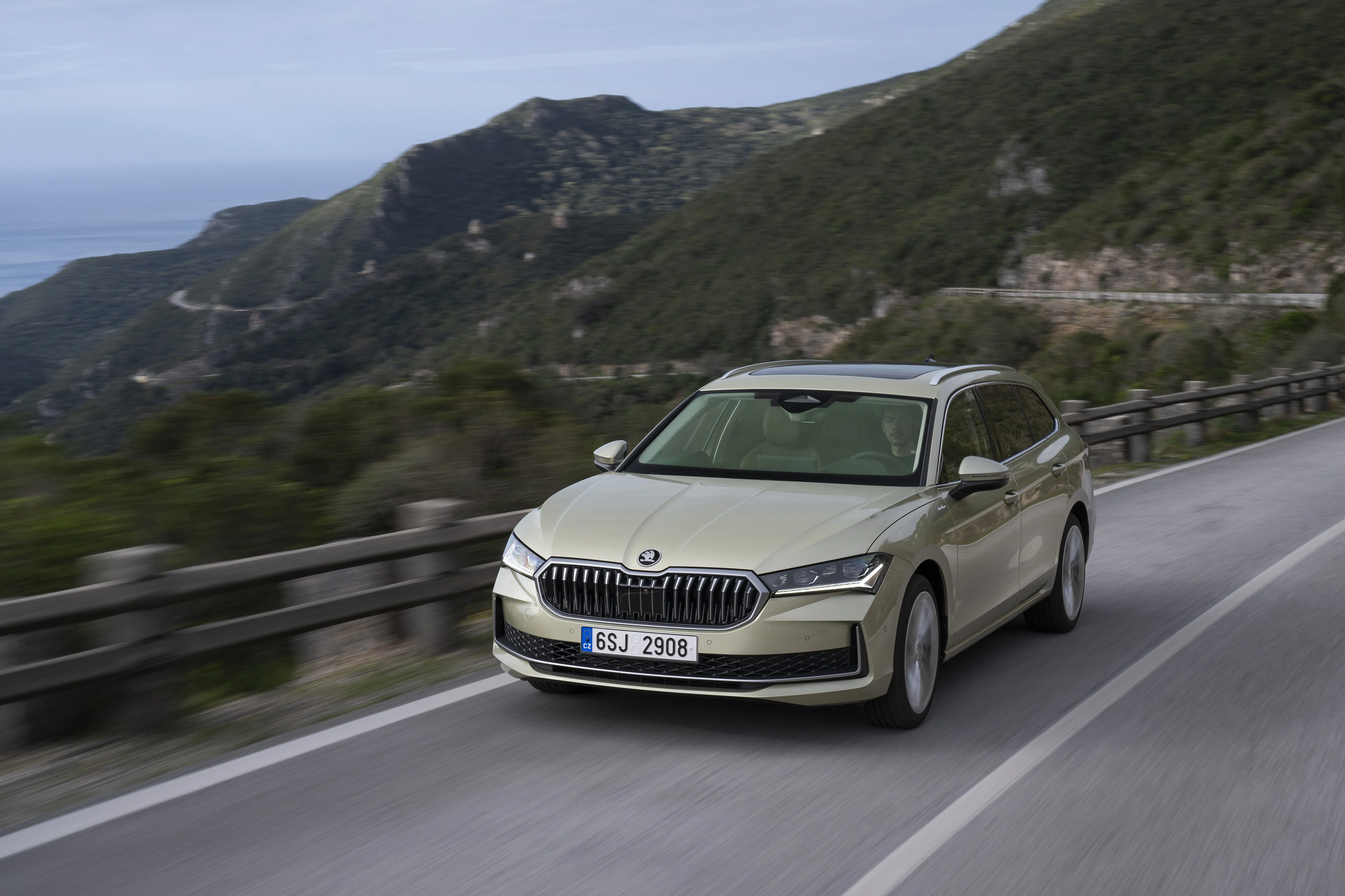 Der Škoda Superb Combi in der Frontansicht.