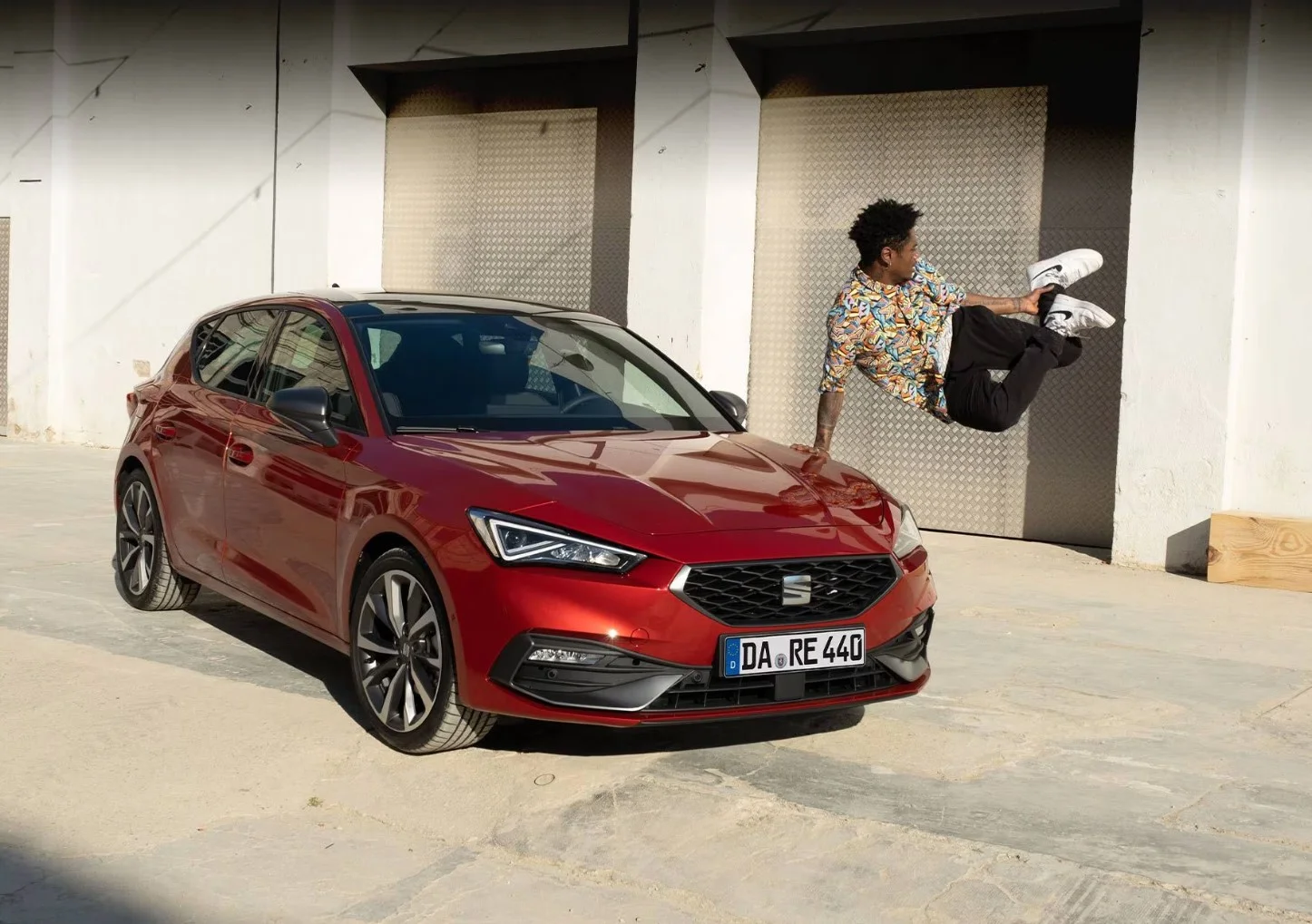 Ein roter Seat Leon in der Außenansicht