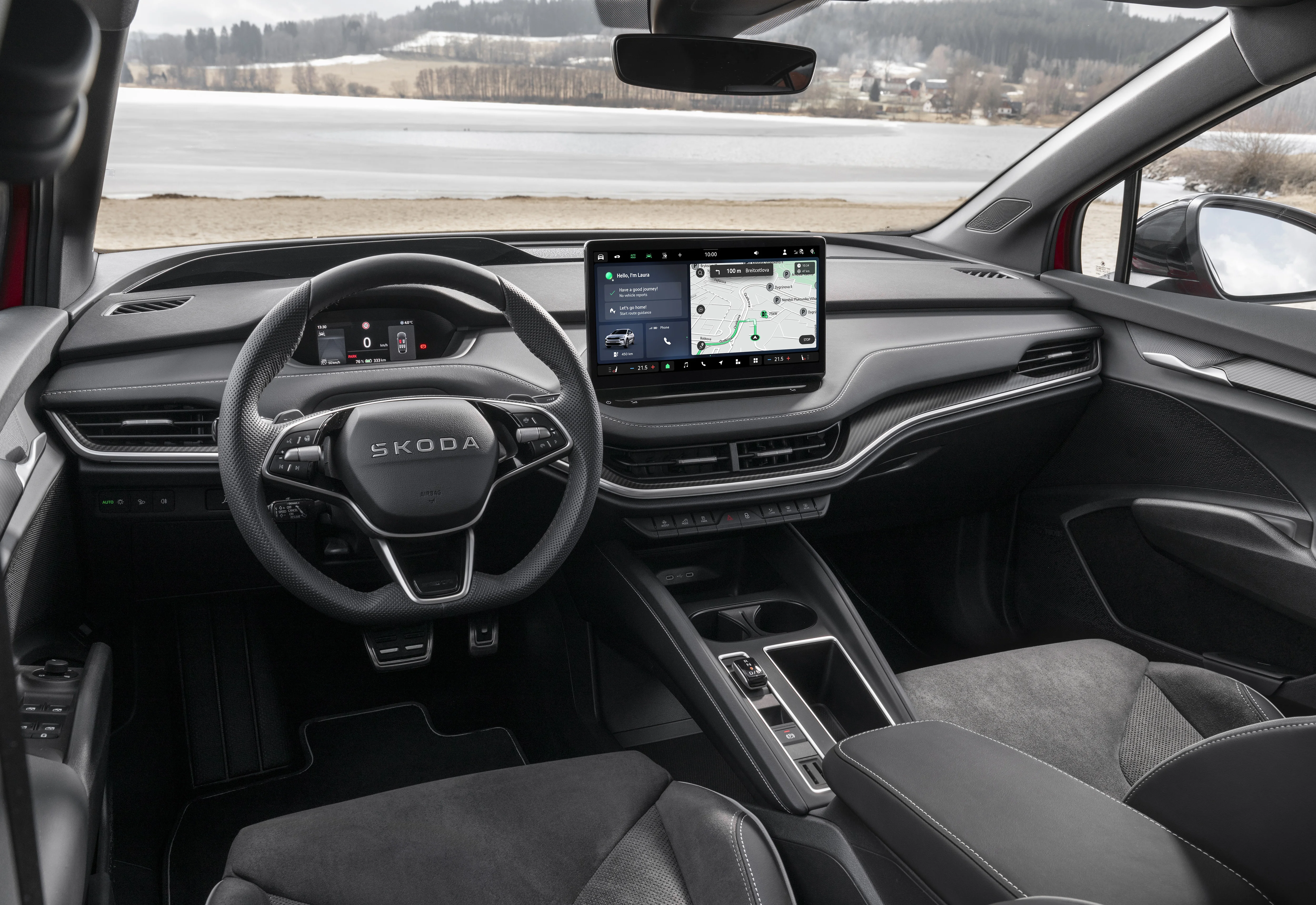 Blick in den Innenraum: Digital Cockpit, Lenkrad und Infotainment-Display im Skoda Enyag Coupé