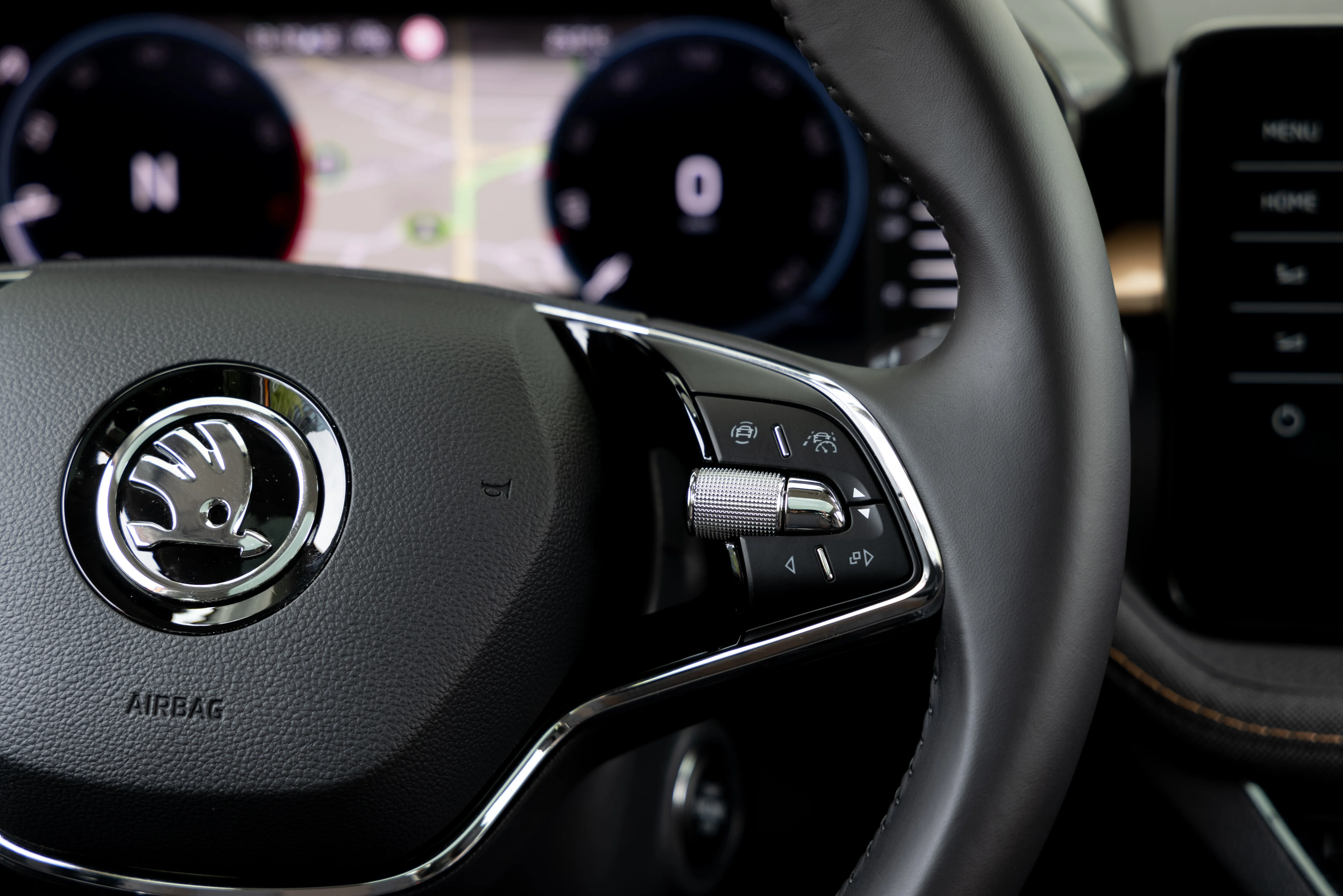 Detailaufnahme des Lenkrads im Fabia mit Blick auf das digitale Cockpit