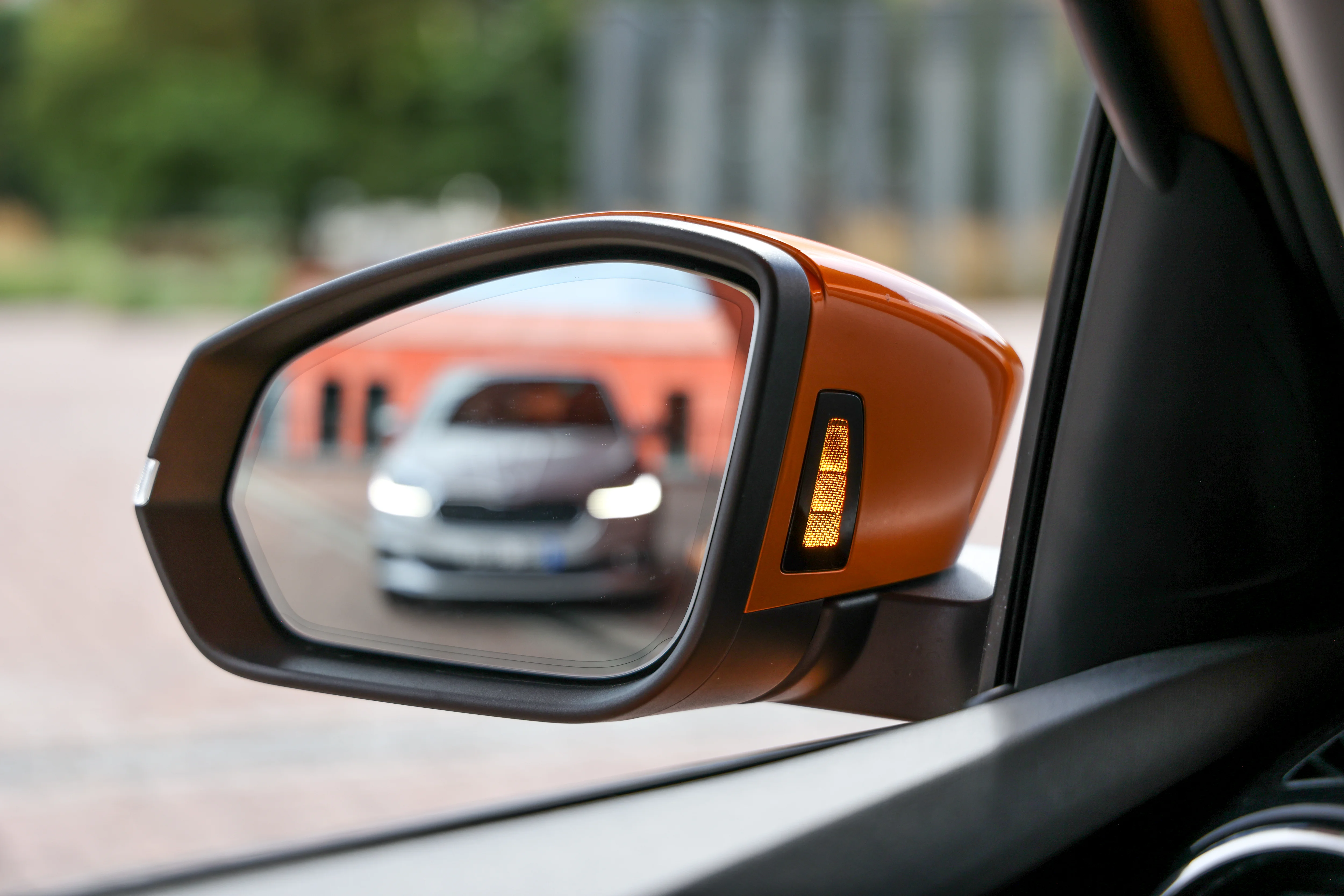 Detailaufnahme: der Spiegel des Skoda Fabia Tour
