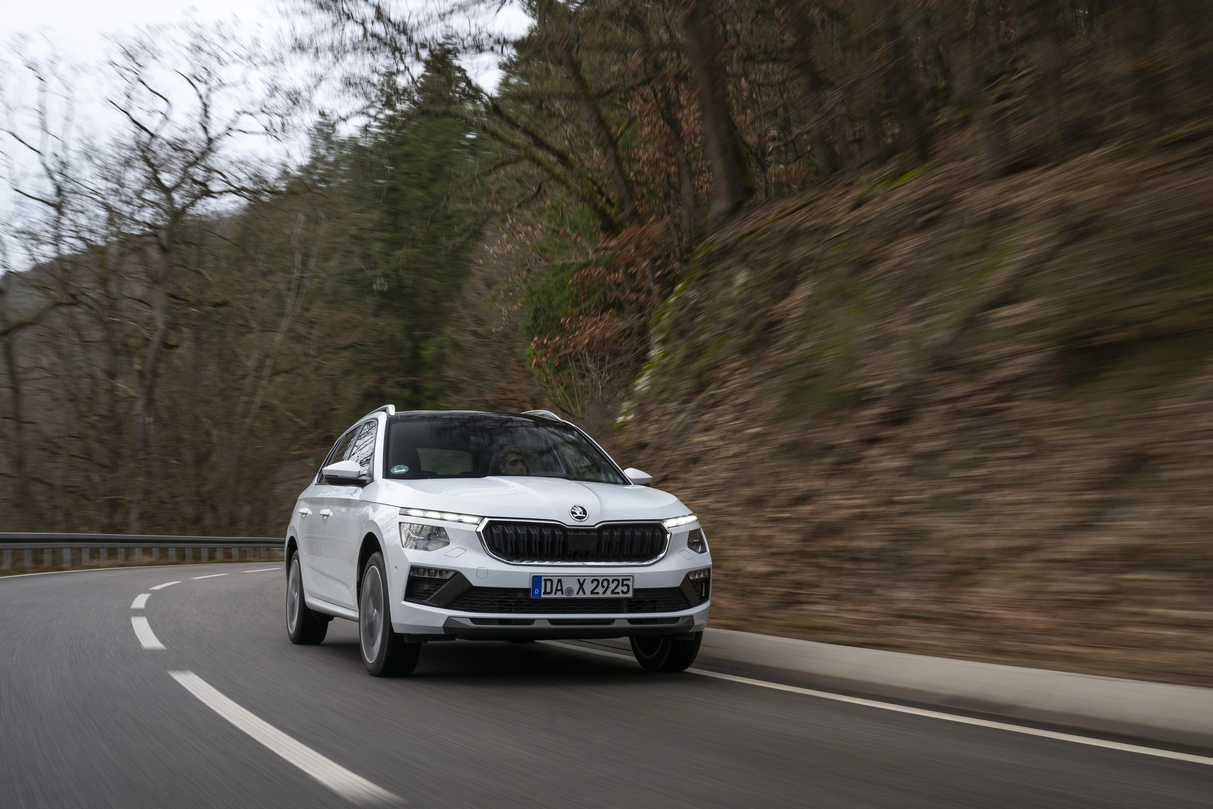 Dynamische Fahraufnahme des Skoda Kamiq