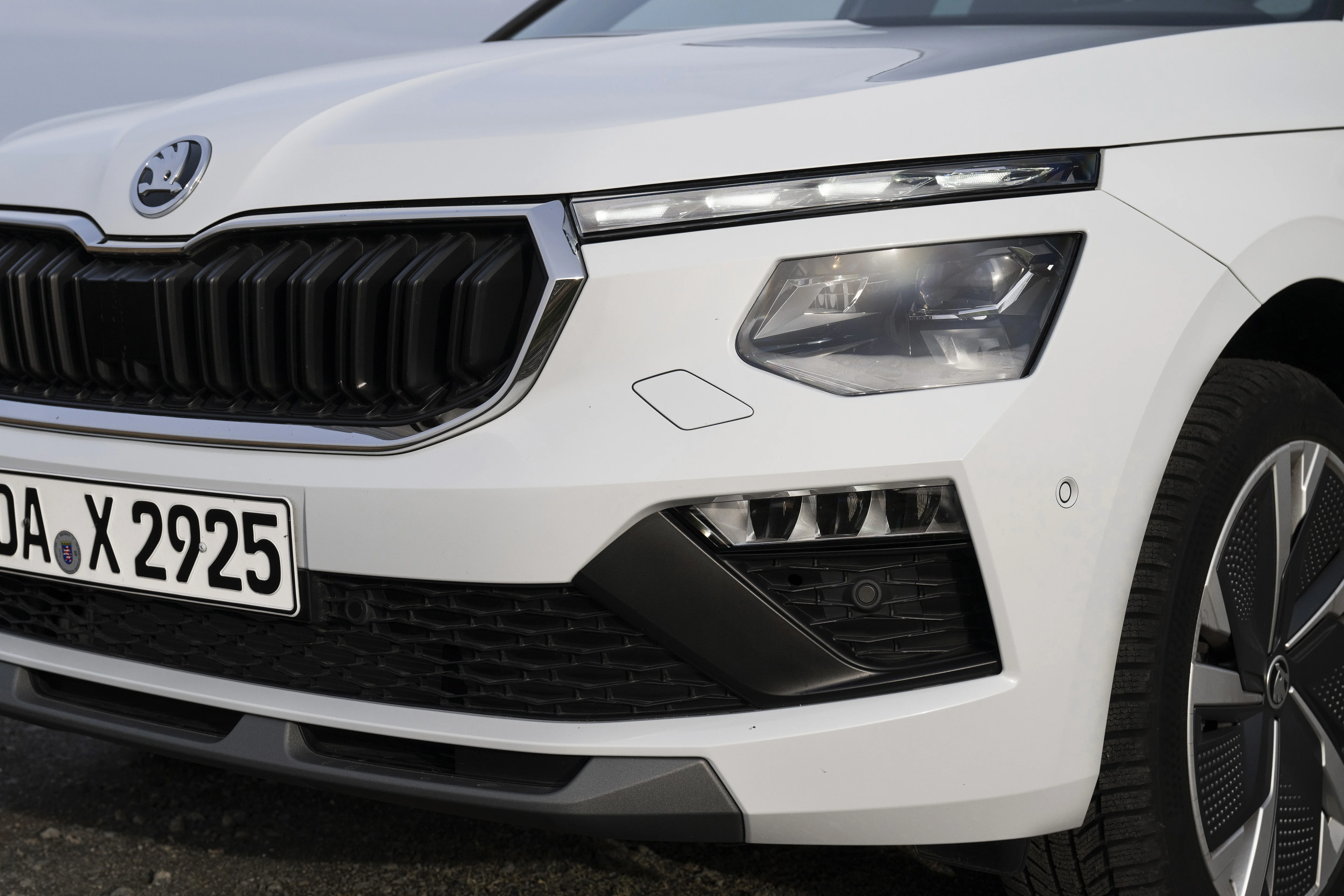 Die Scheinwerfer und der Kühlergrill des Skoda Kamiq Tour