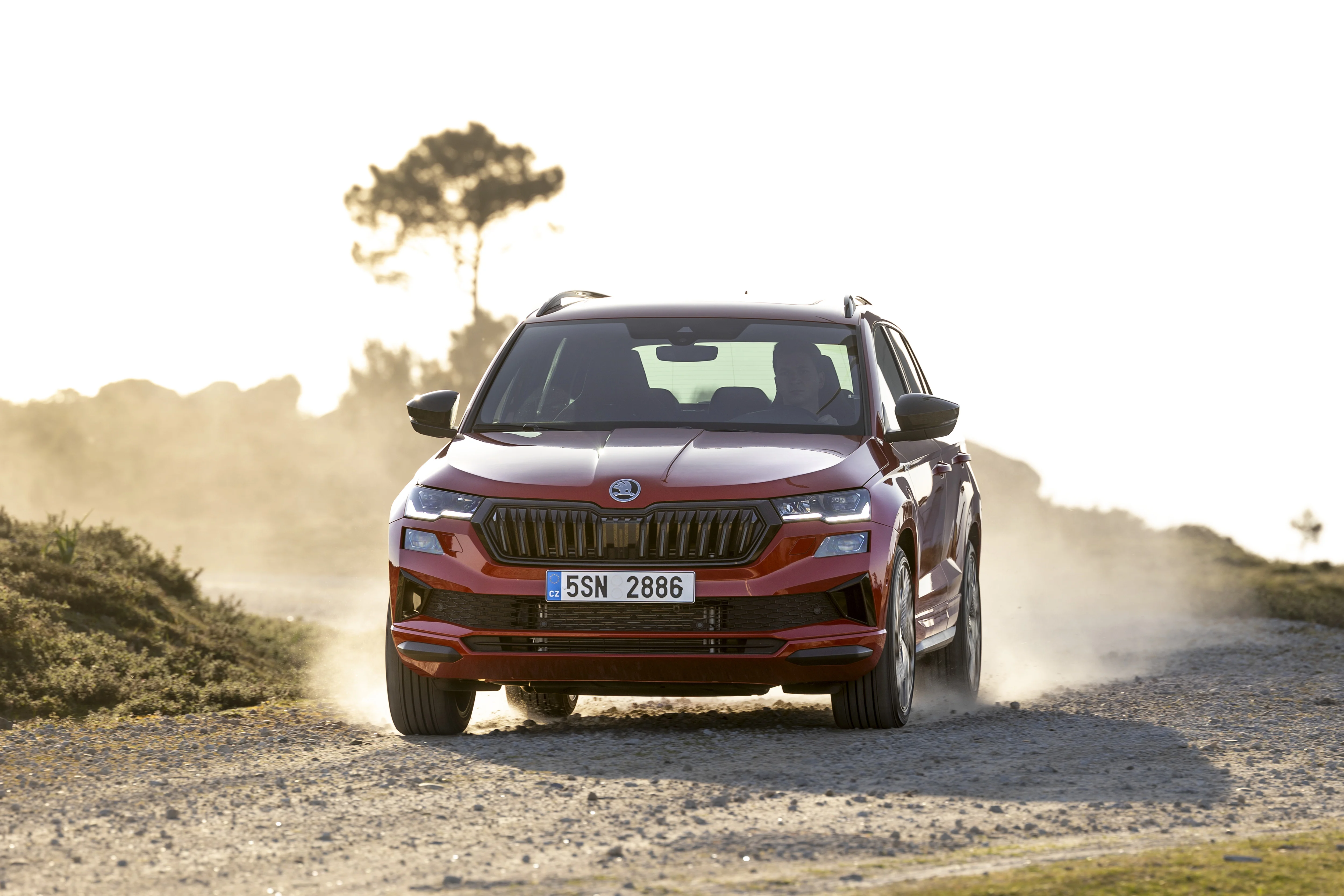 Dynamische Fahraufnahme des Skoda Karoq Sport-Line