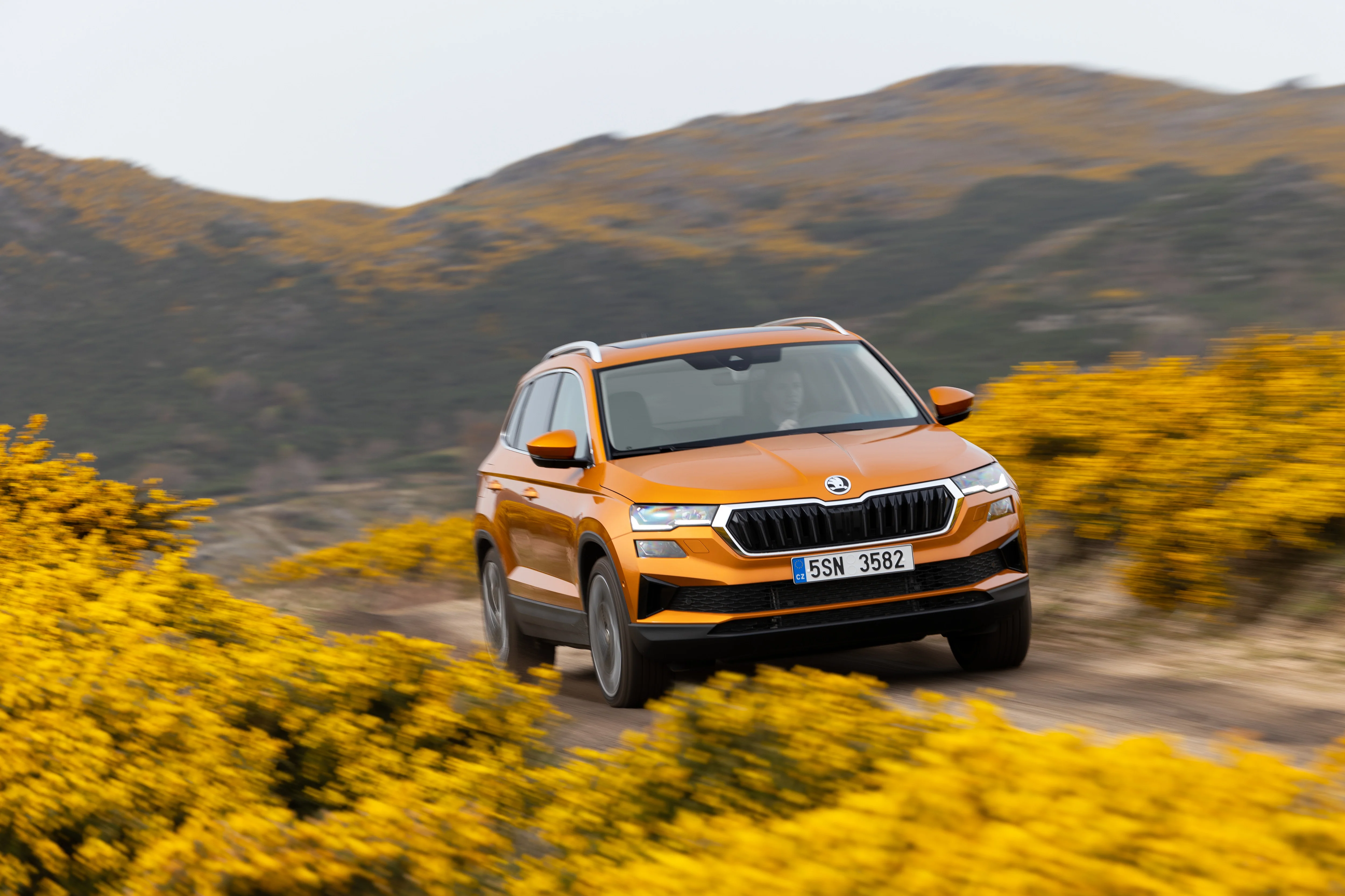 Dynamische Fahraufnahme des Skoda Karoq