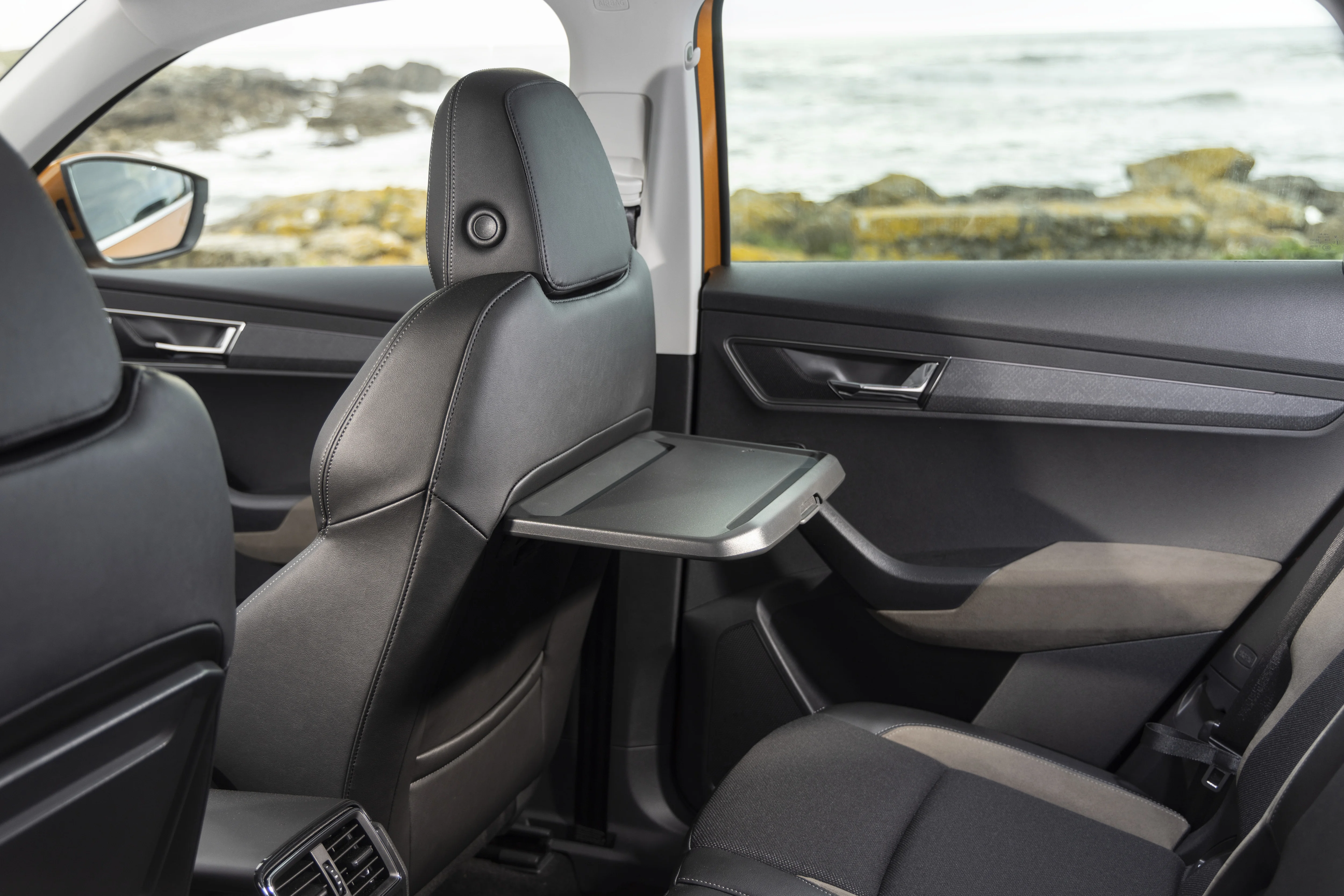 Clevere Interior Features: die Rückbank des Skoda Karog mit klappbarem Tisch