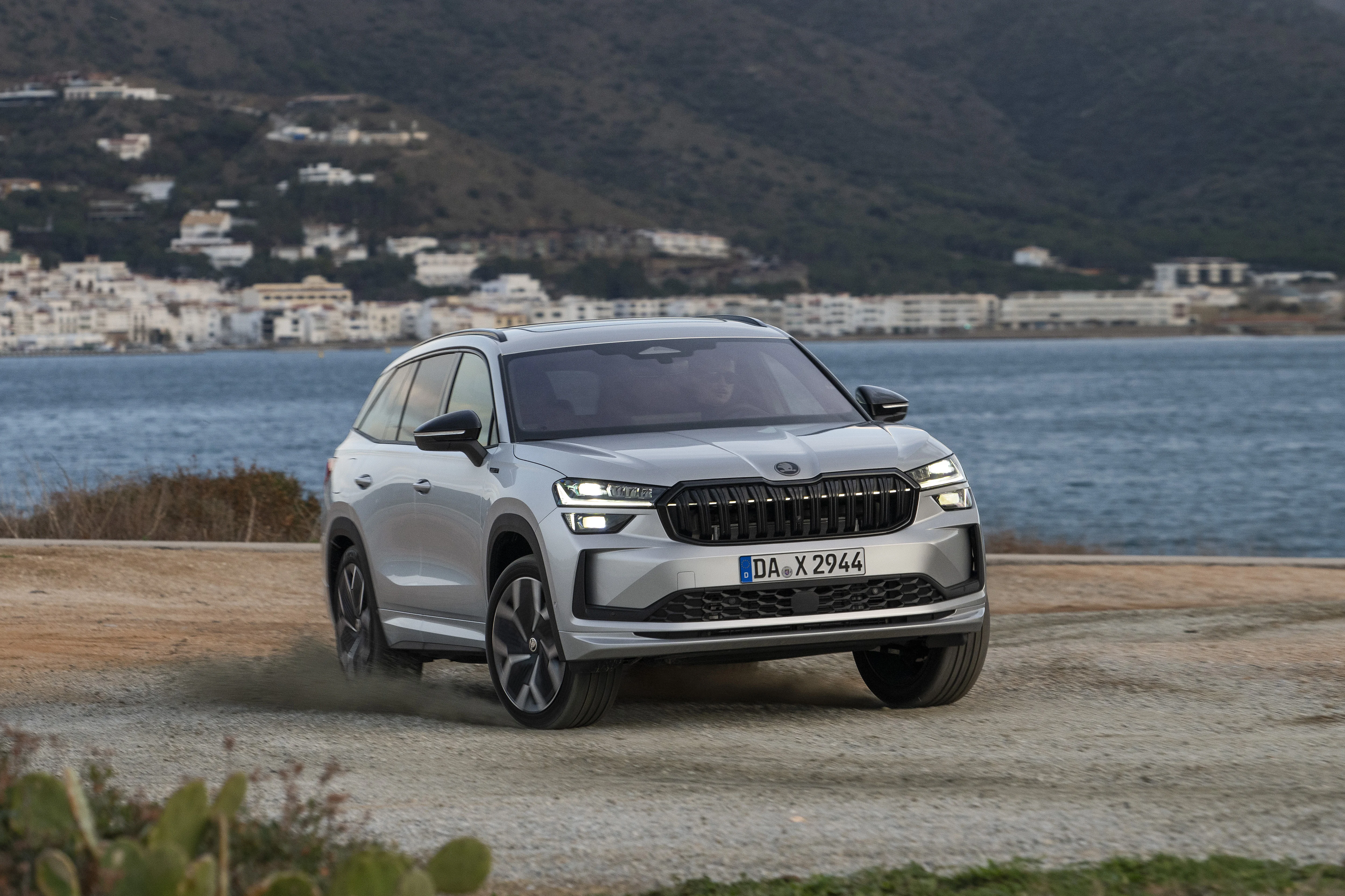 Der Skoda Kodiak Sport-Line in der Front- und Seitenansicht