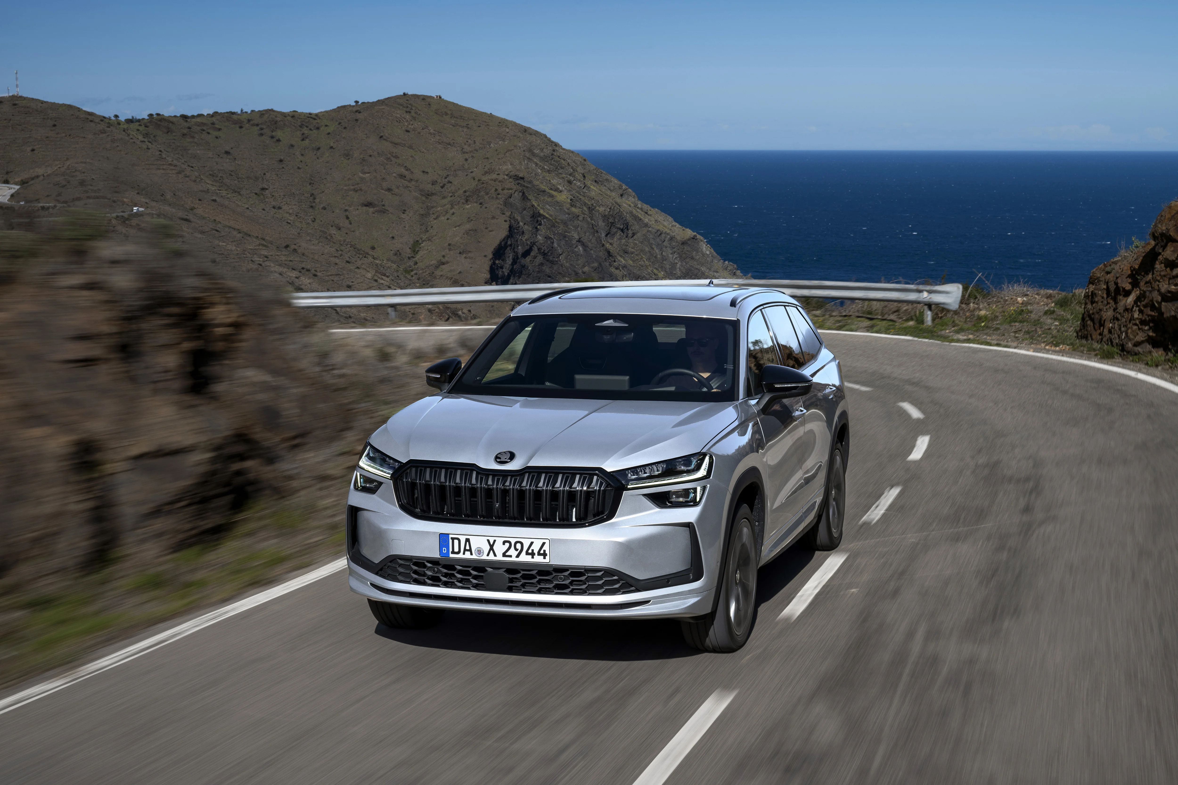 Dynamische Fahraufnahme des Skoda Kodiaq Sportline