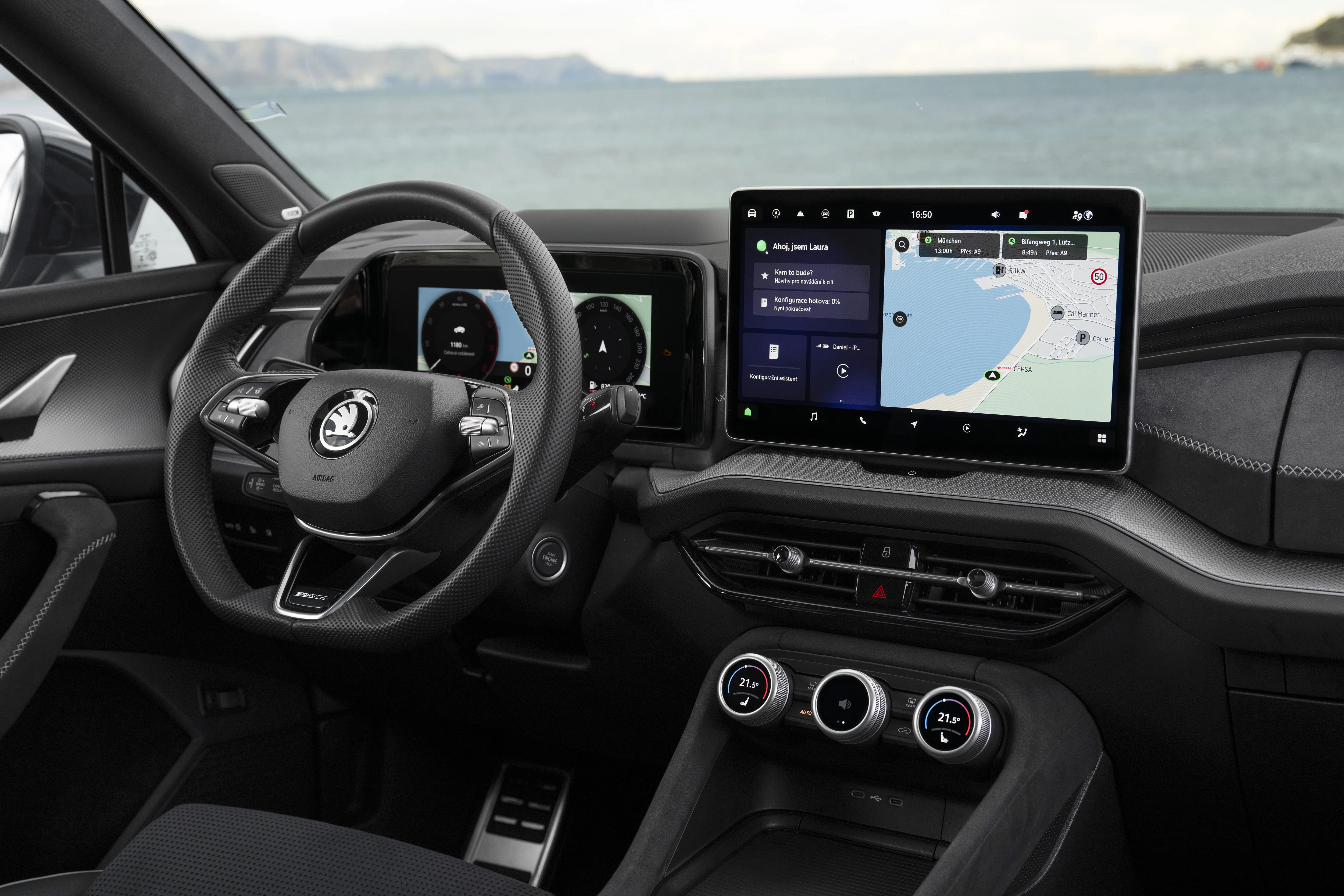 Nahaufnahme des Cockpits im Skoda Kodiaq Sport Line: Smart Dials Bedienelemente, Lenkrad, Infotainment-System und Virtual Cockpit