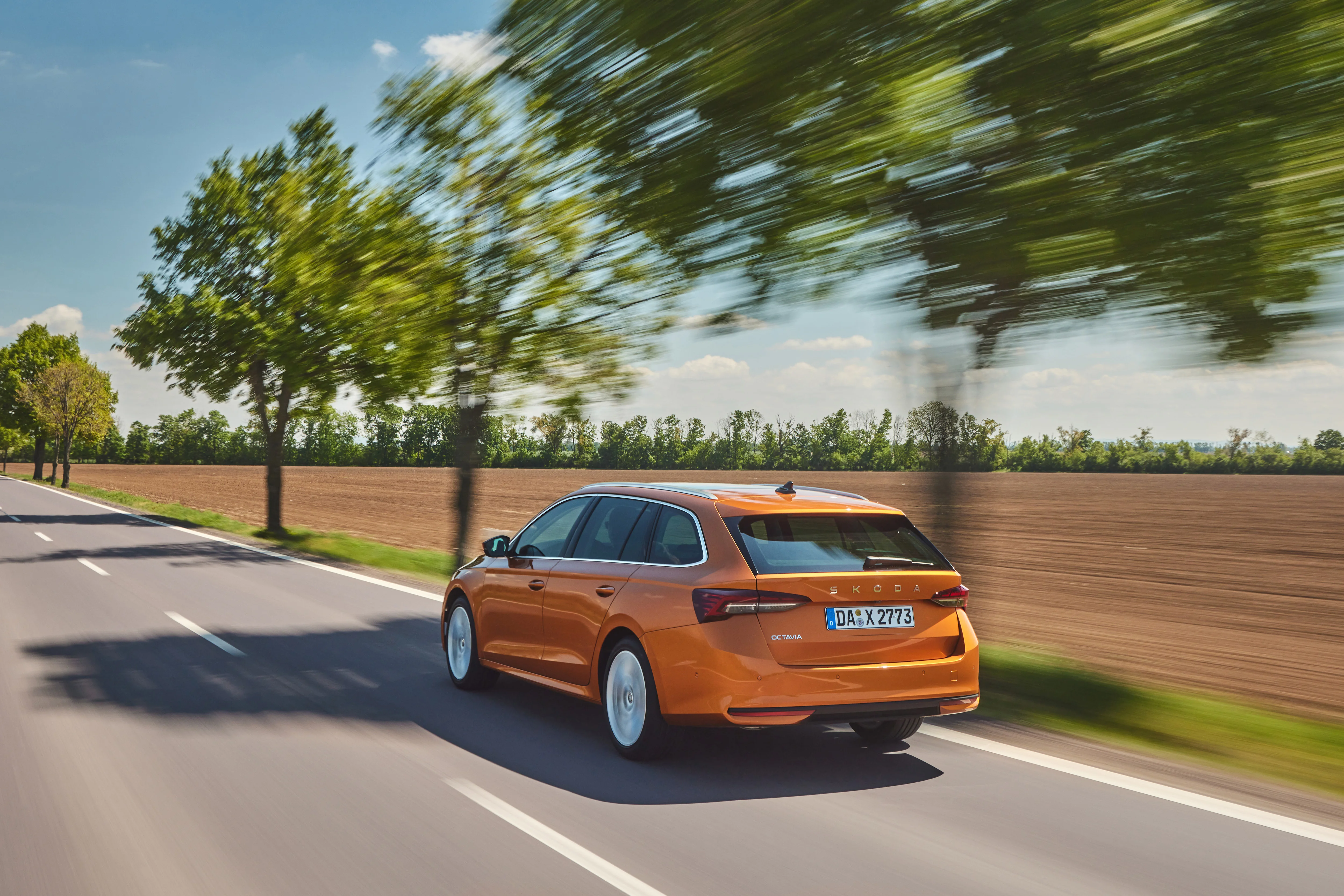 Dynamische Fahraufnahme: das Heck des Skoda Ogtavia Combi