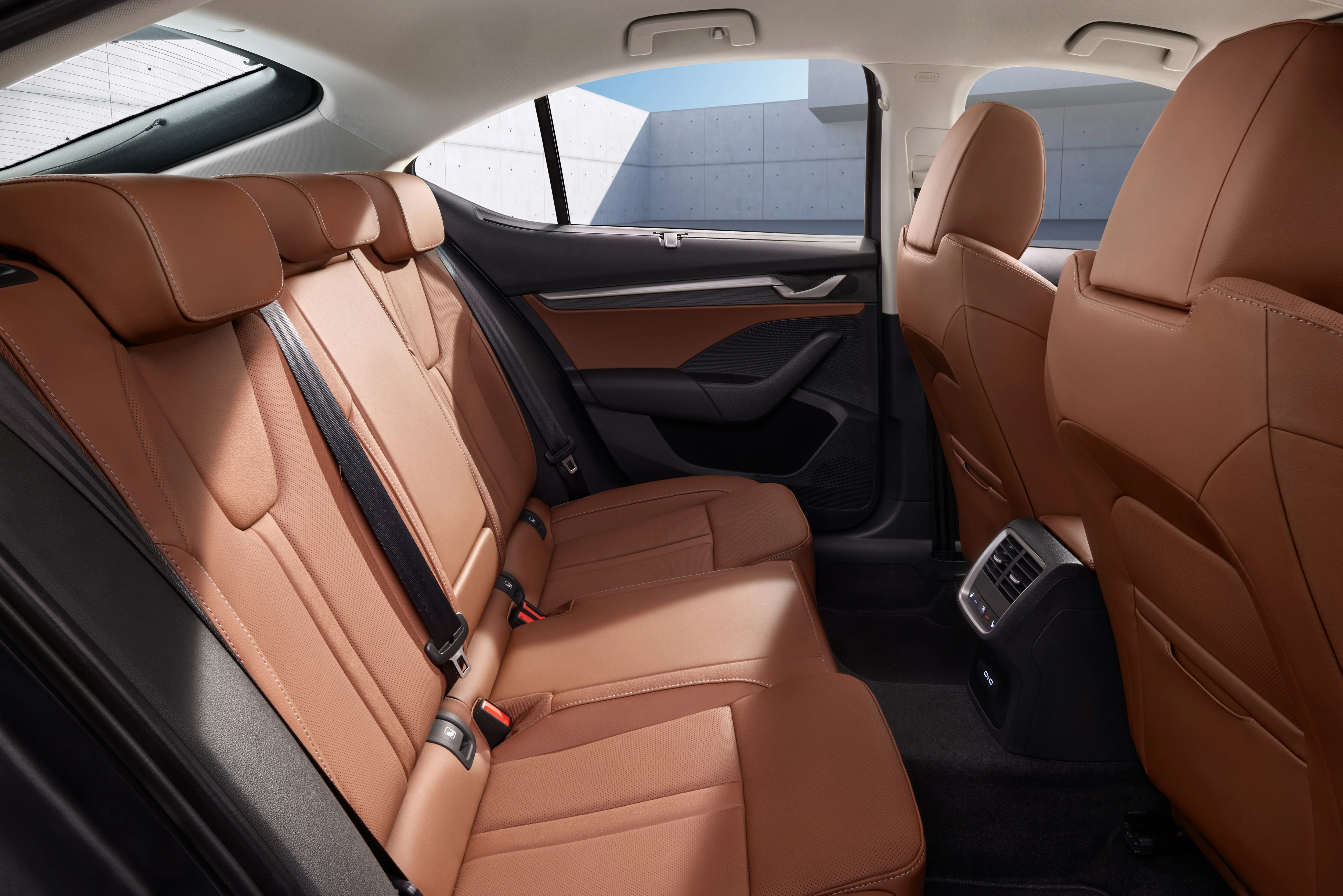 Blick in das Interior: die geräumige Rückbank des Skoda Octavia Combi im Farbton Cognac