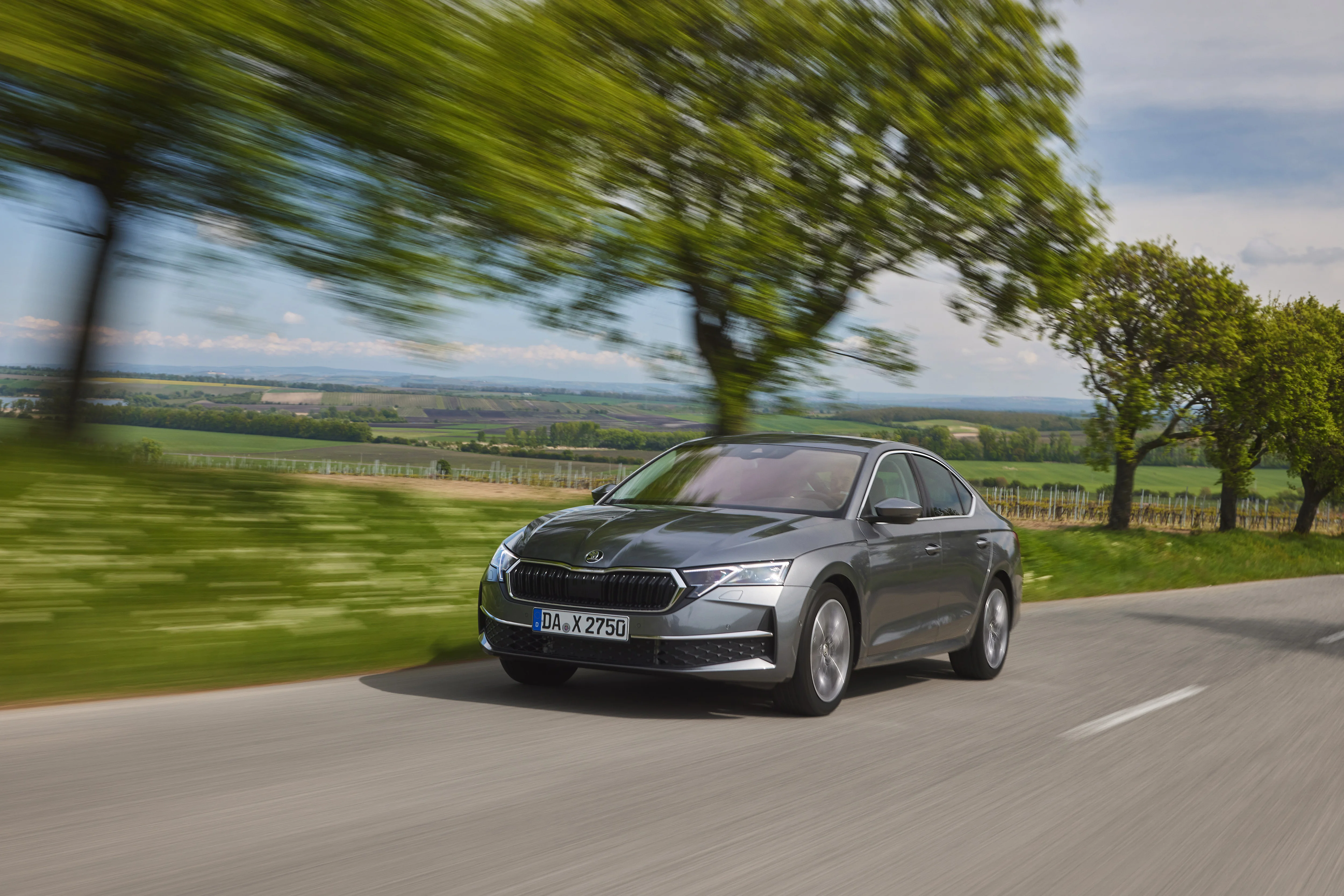 Dynamische Fahraufnahme der Skoda Oktavia Limosine