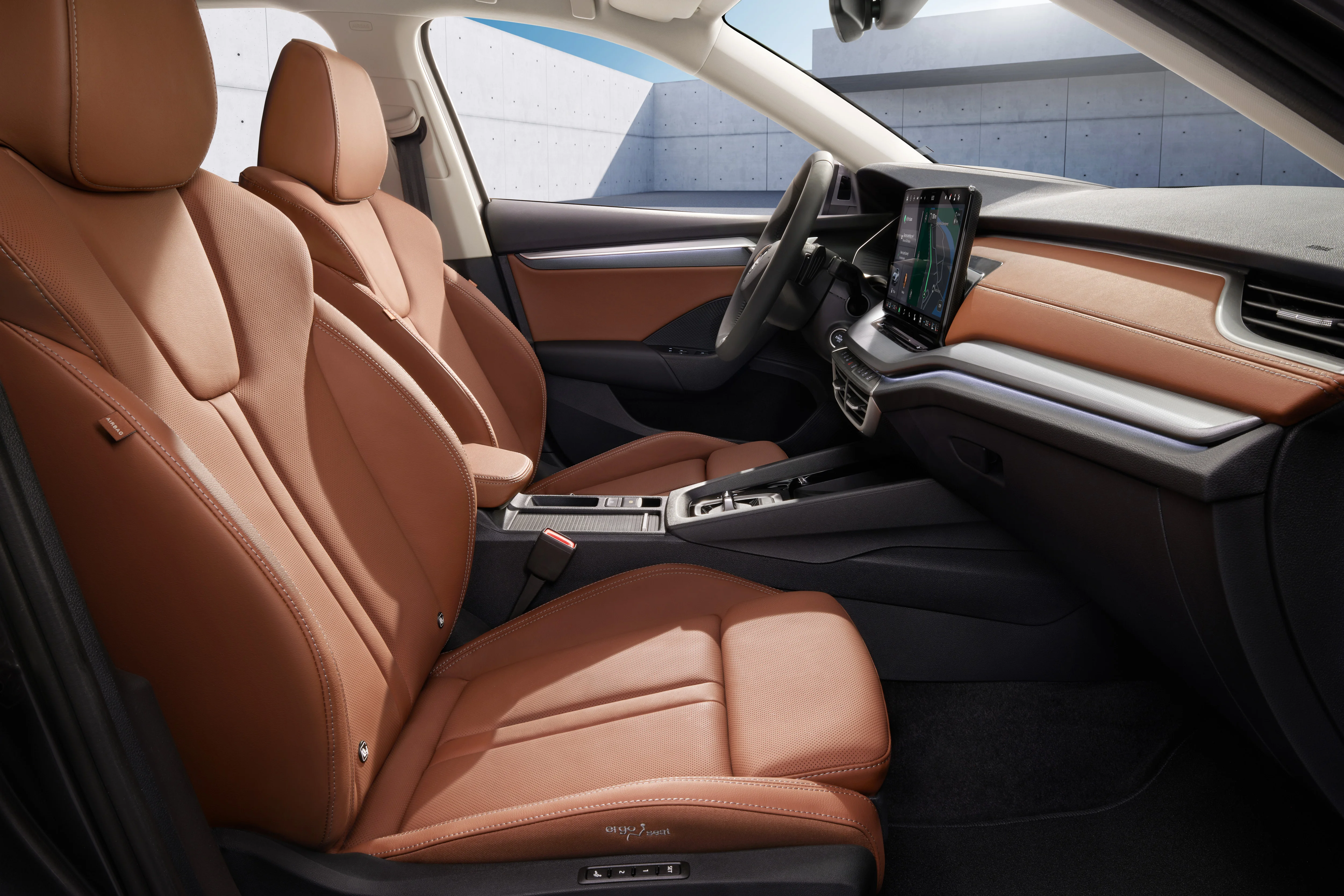 Blick in den Innenraum des Skoda Ogtavia mit Sitzen in Cognac