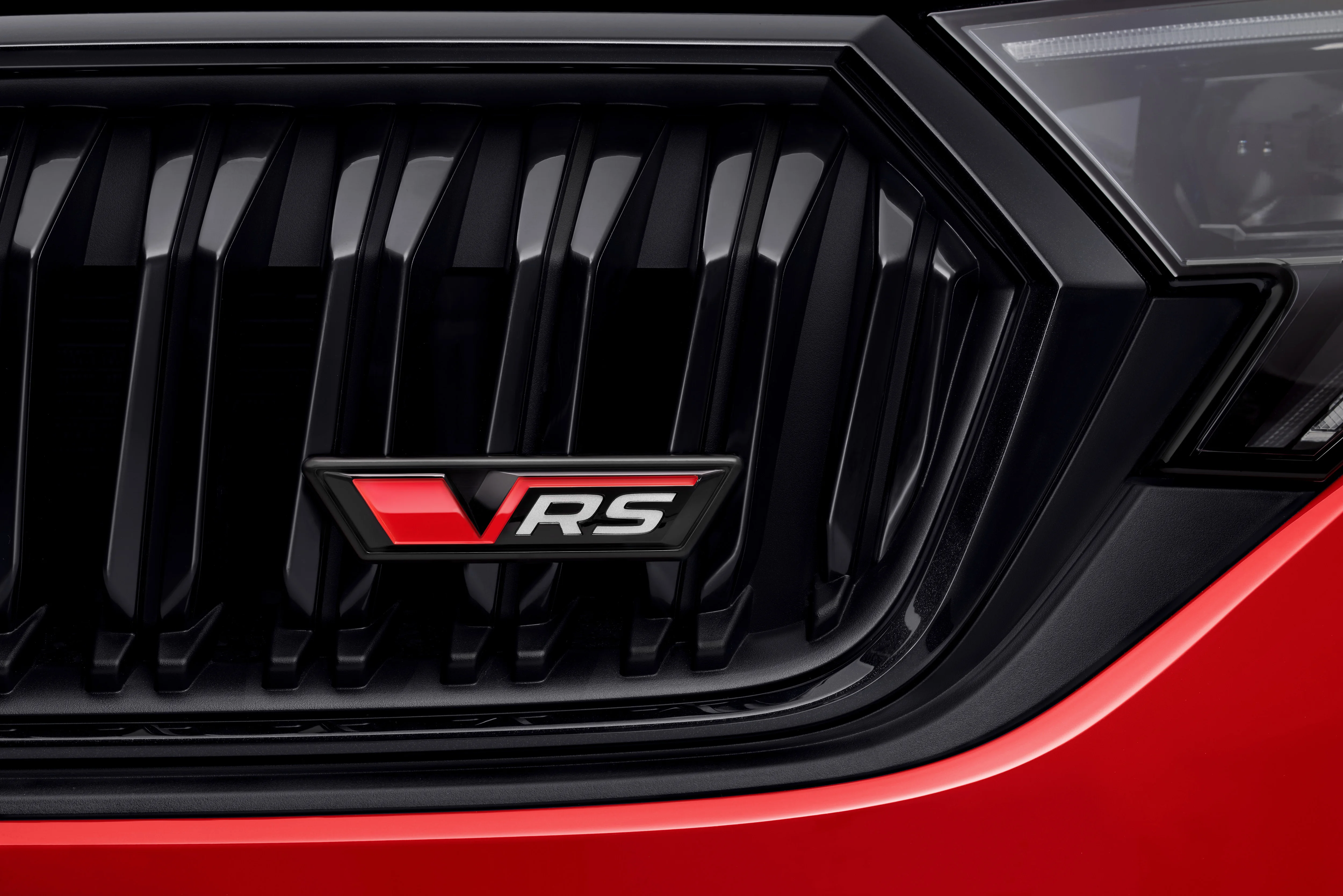 RS Emblem am Kühlergrill des Skoda Octavia RS