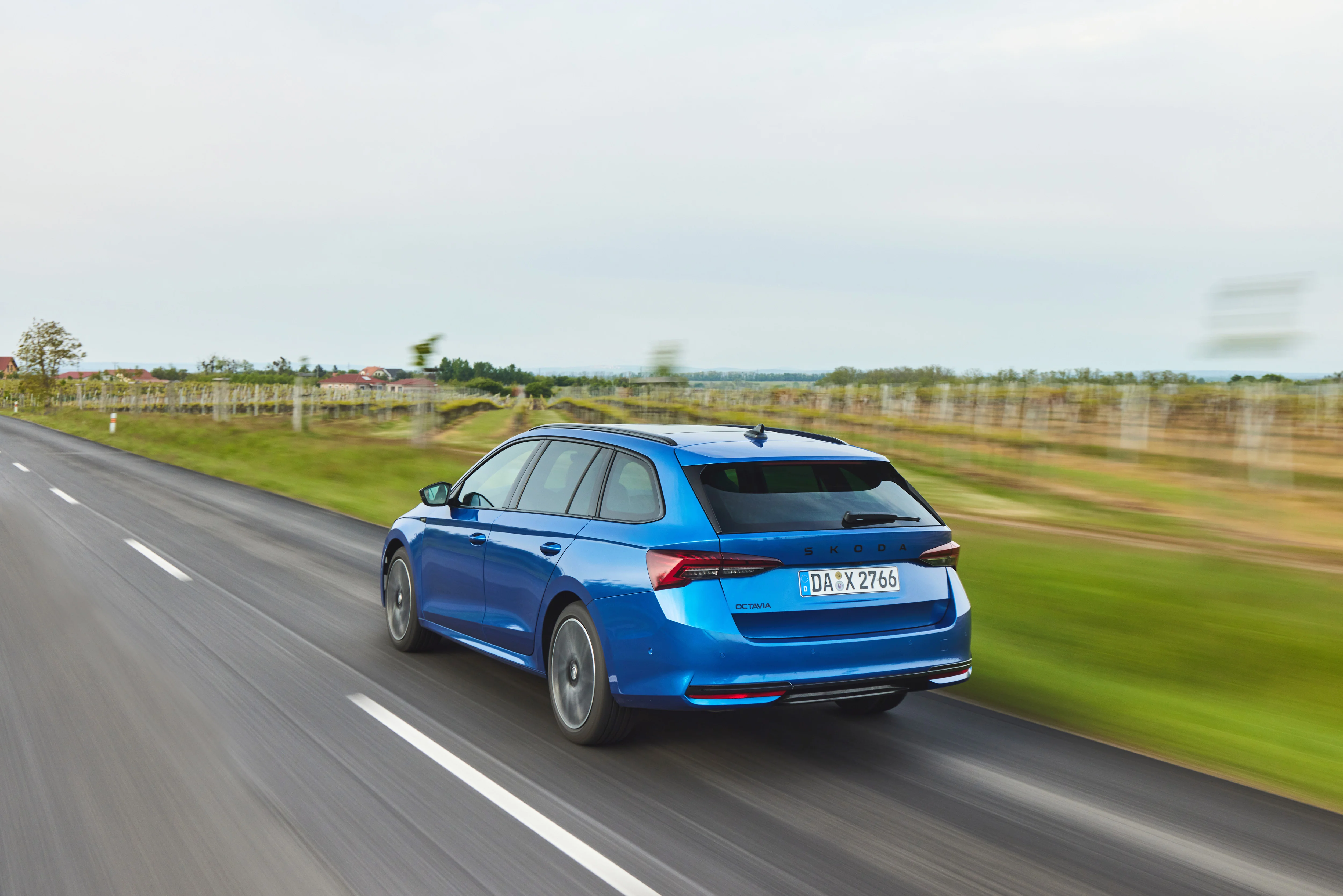 Dynamische Fahraufnahme des Skoda Octavia Sport Line Kombi: Blick auf das Heck