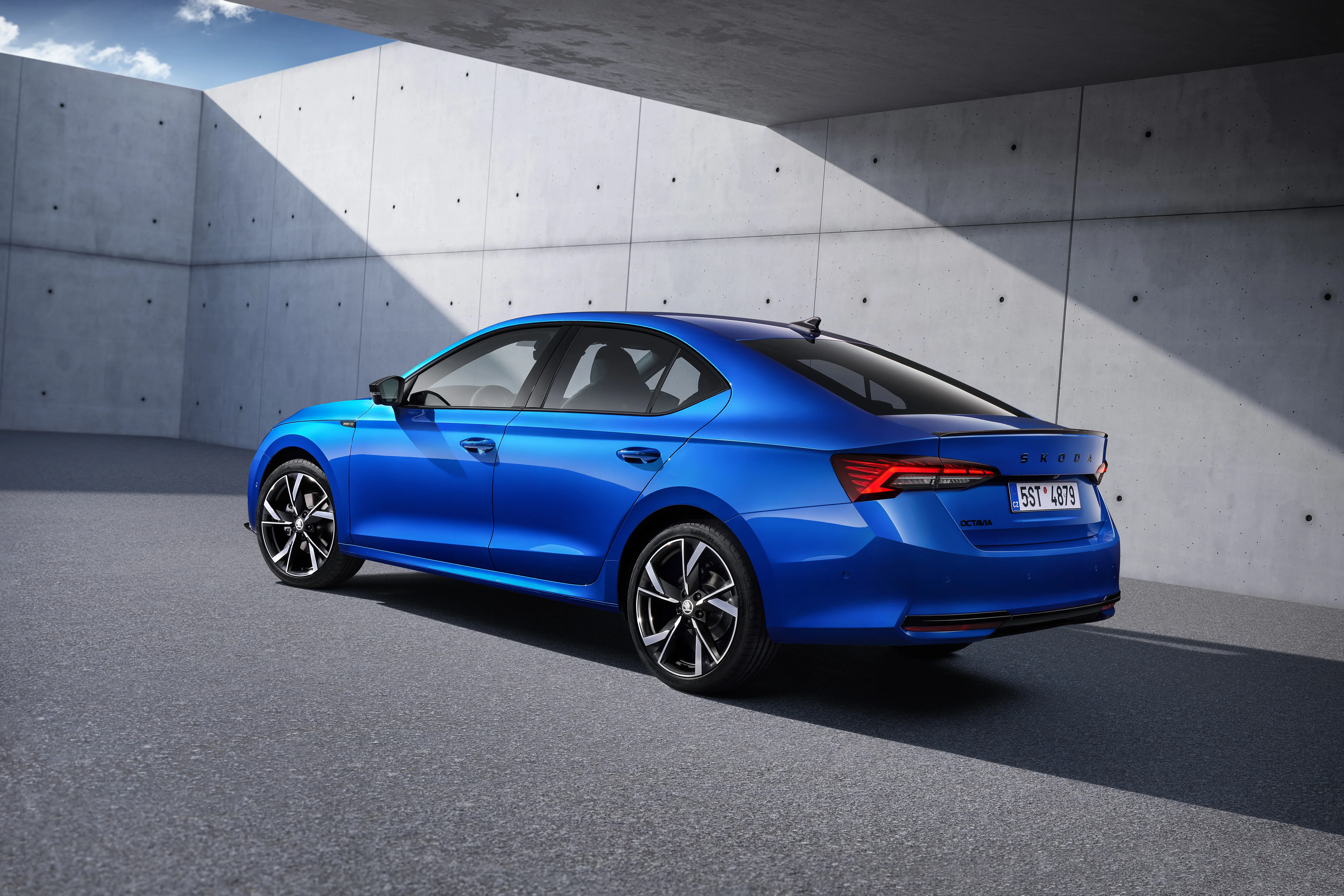 Dr Octavia Sportline in der Seiten- und Heckansicht