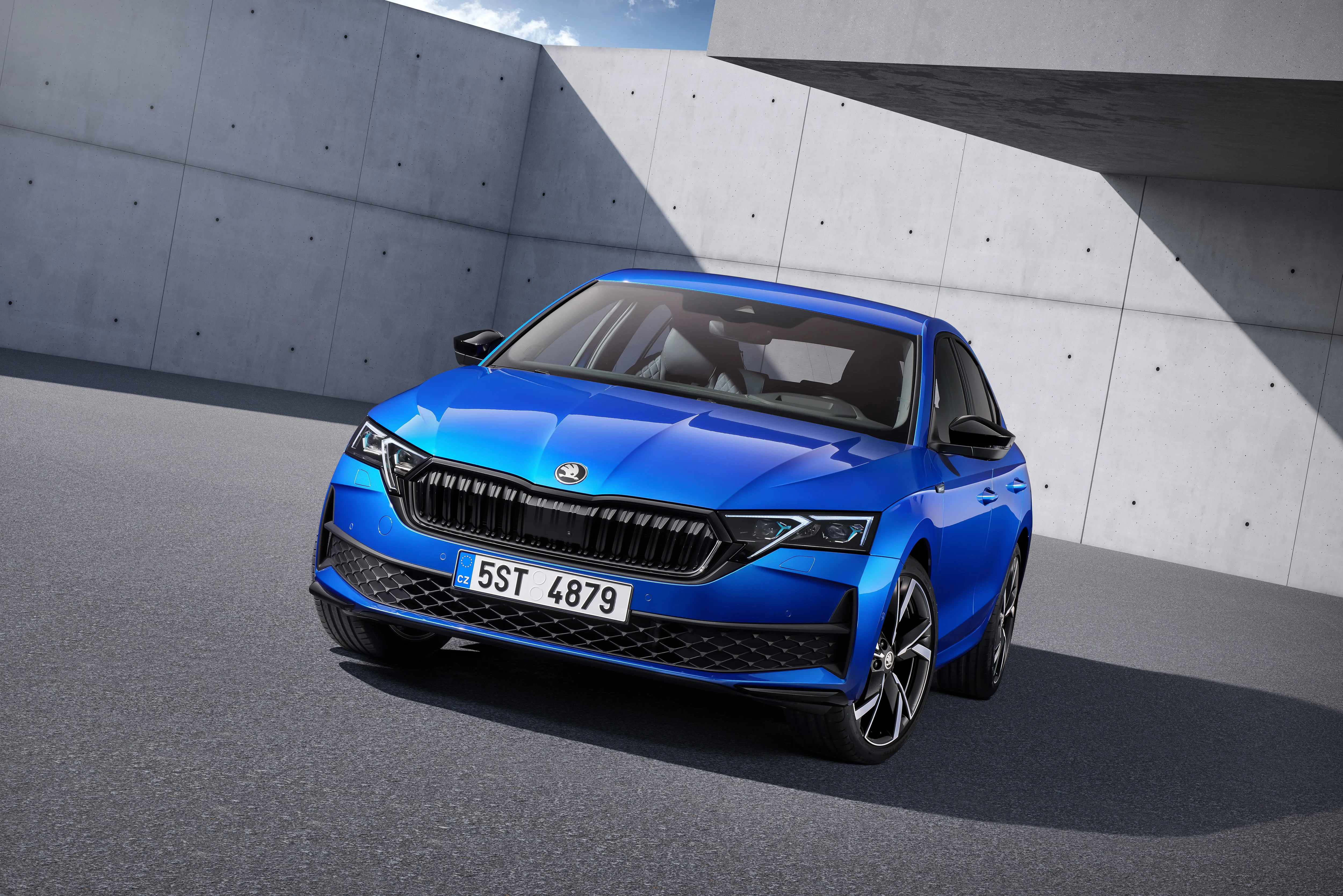 Die sportliche Skoda Octavia Limousine in der Front- und Seitenansicht