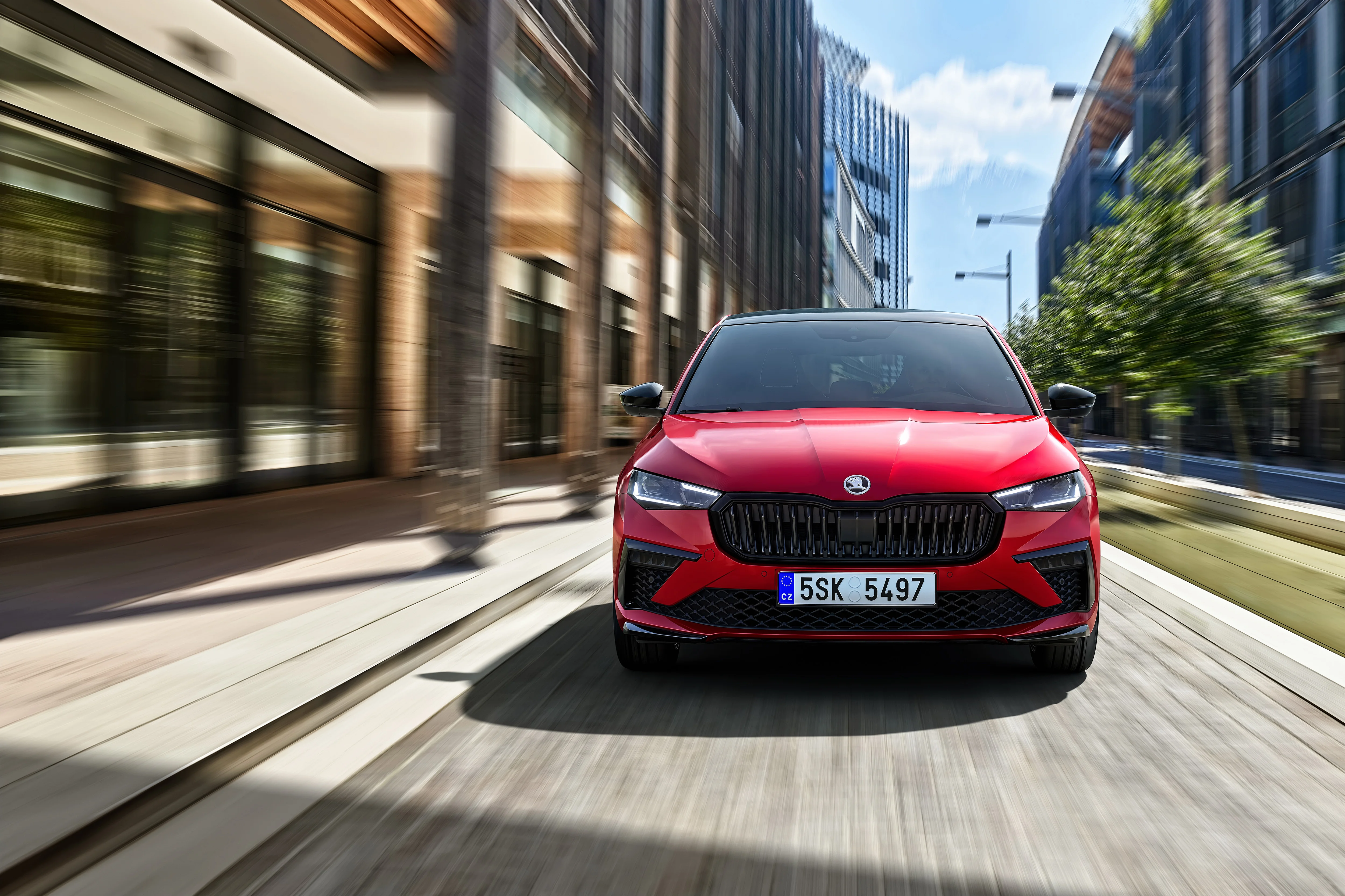 Die Front des Skoda Scala Monte Carlo in einer dynamischen Fahraufnahme