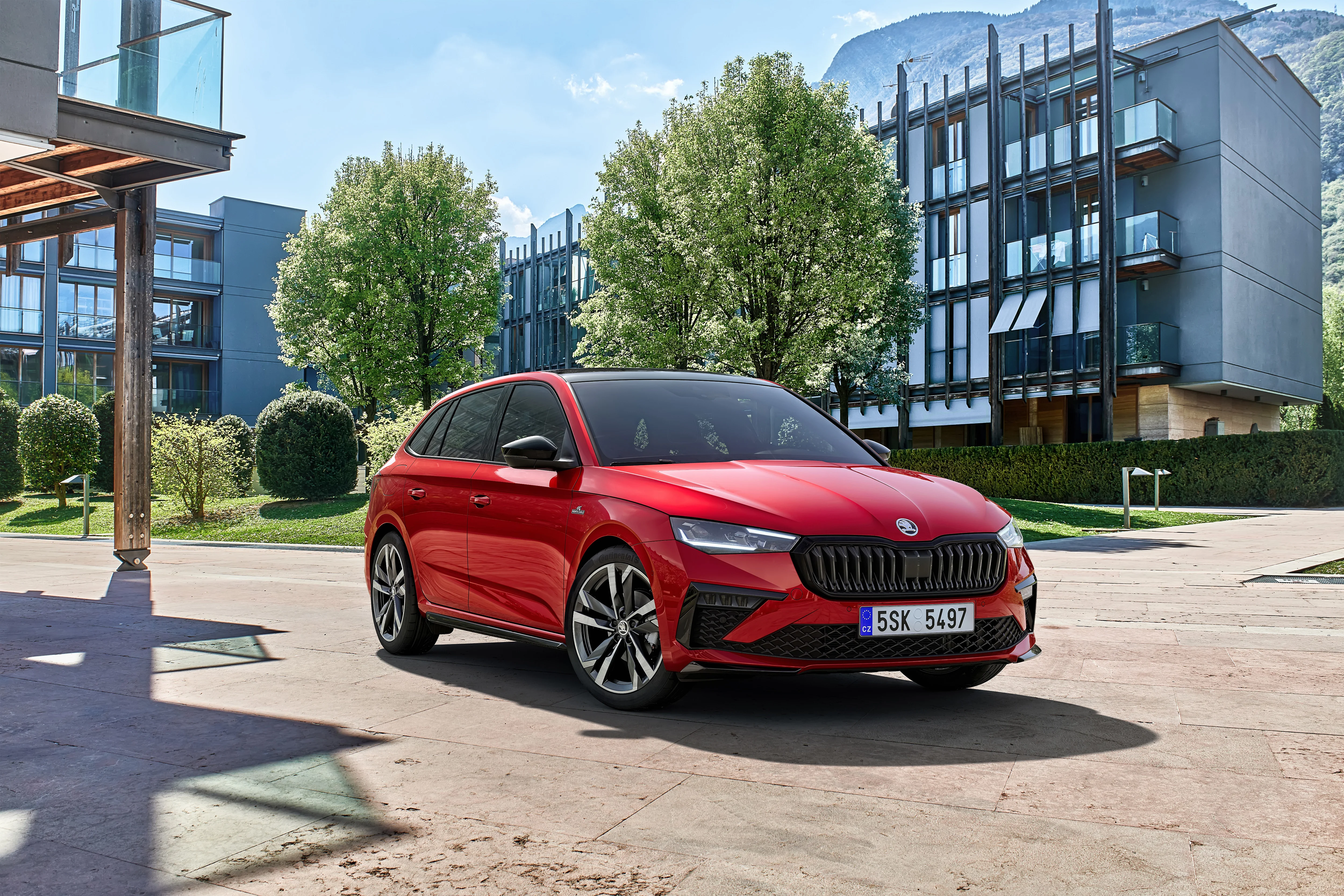 Der Skoda Skala in der Front- und Seitenansicht in der Lackierung Velvet-Rot
