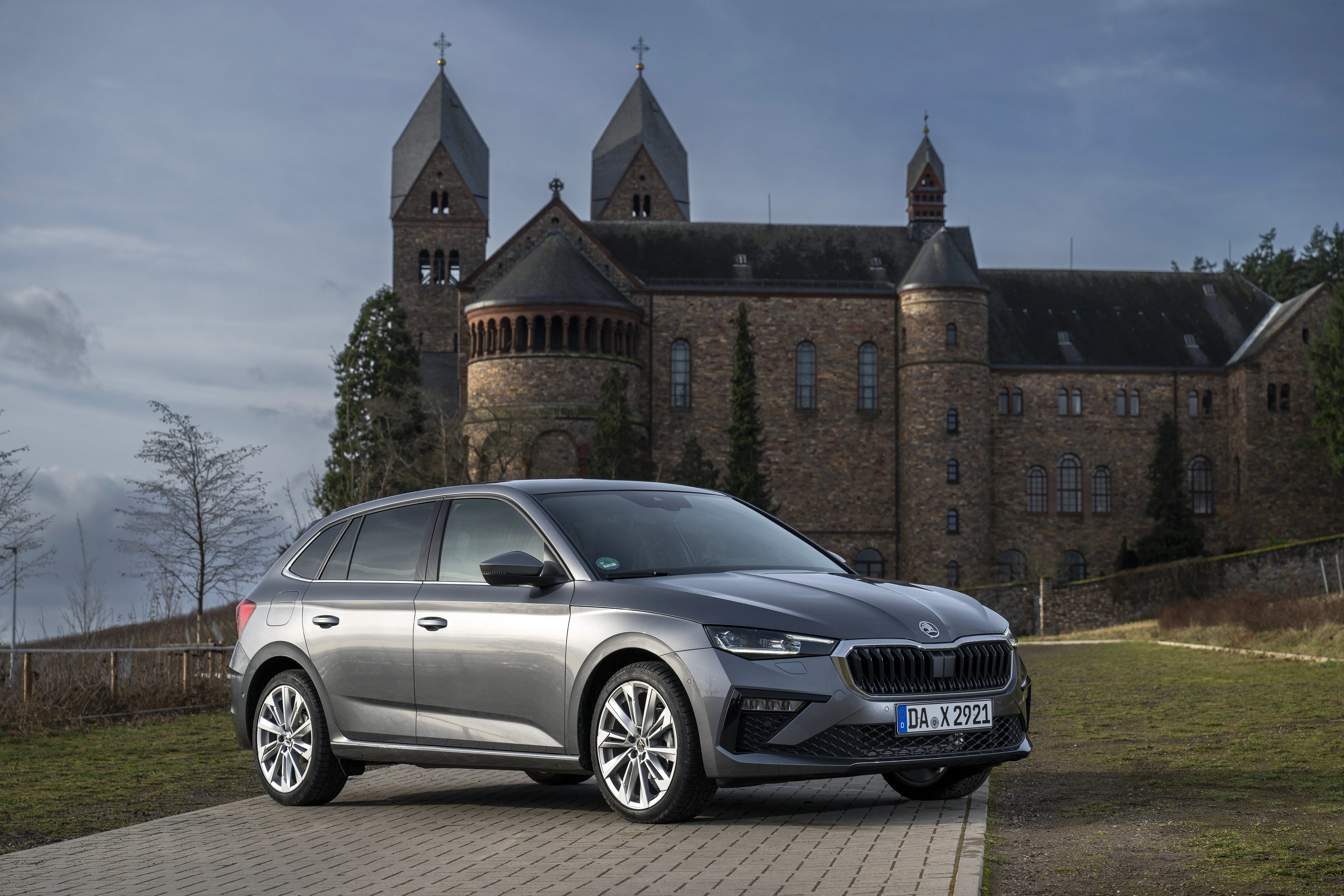 Das Exterior des Skoda Scala in der Front- und Seitenansicht