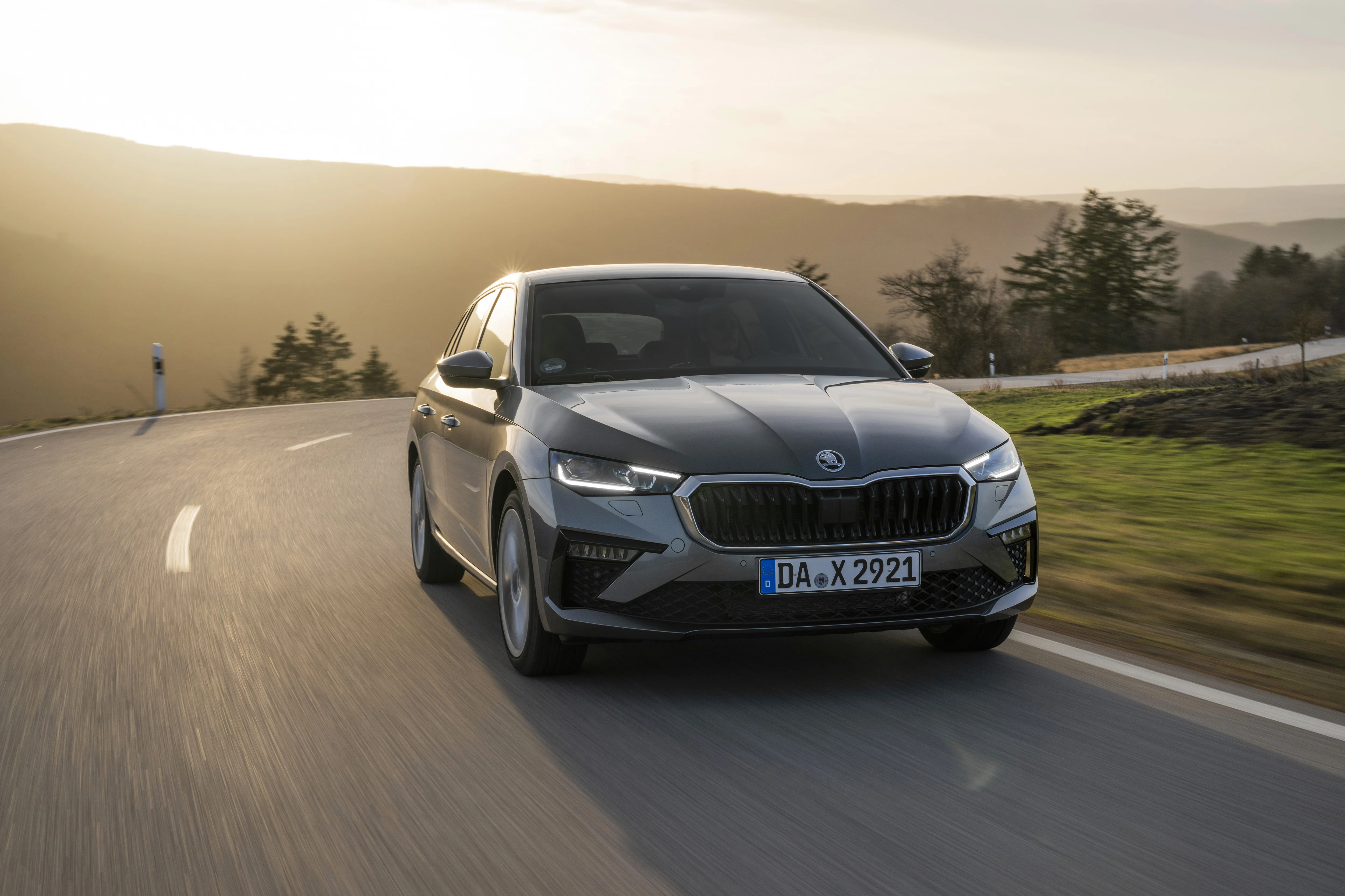 Dynamische Fahraufnahme: der Skoda Scala in der Frontansicht