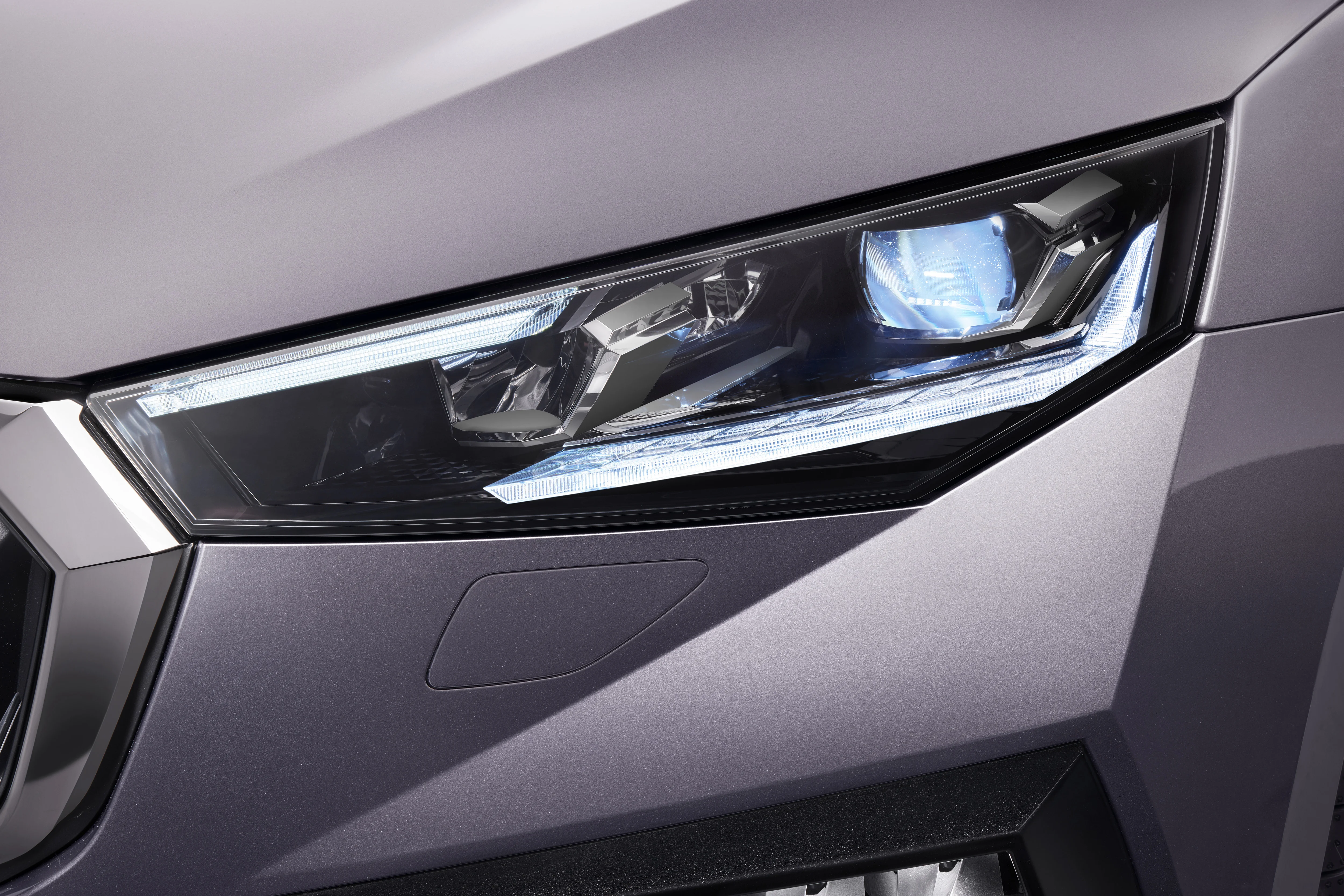 Nahaufnahme der Scheinwerfer des Skoda Scala Tour