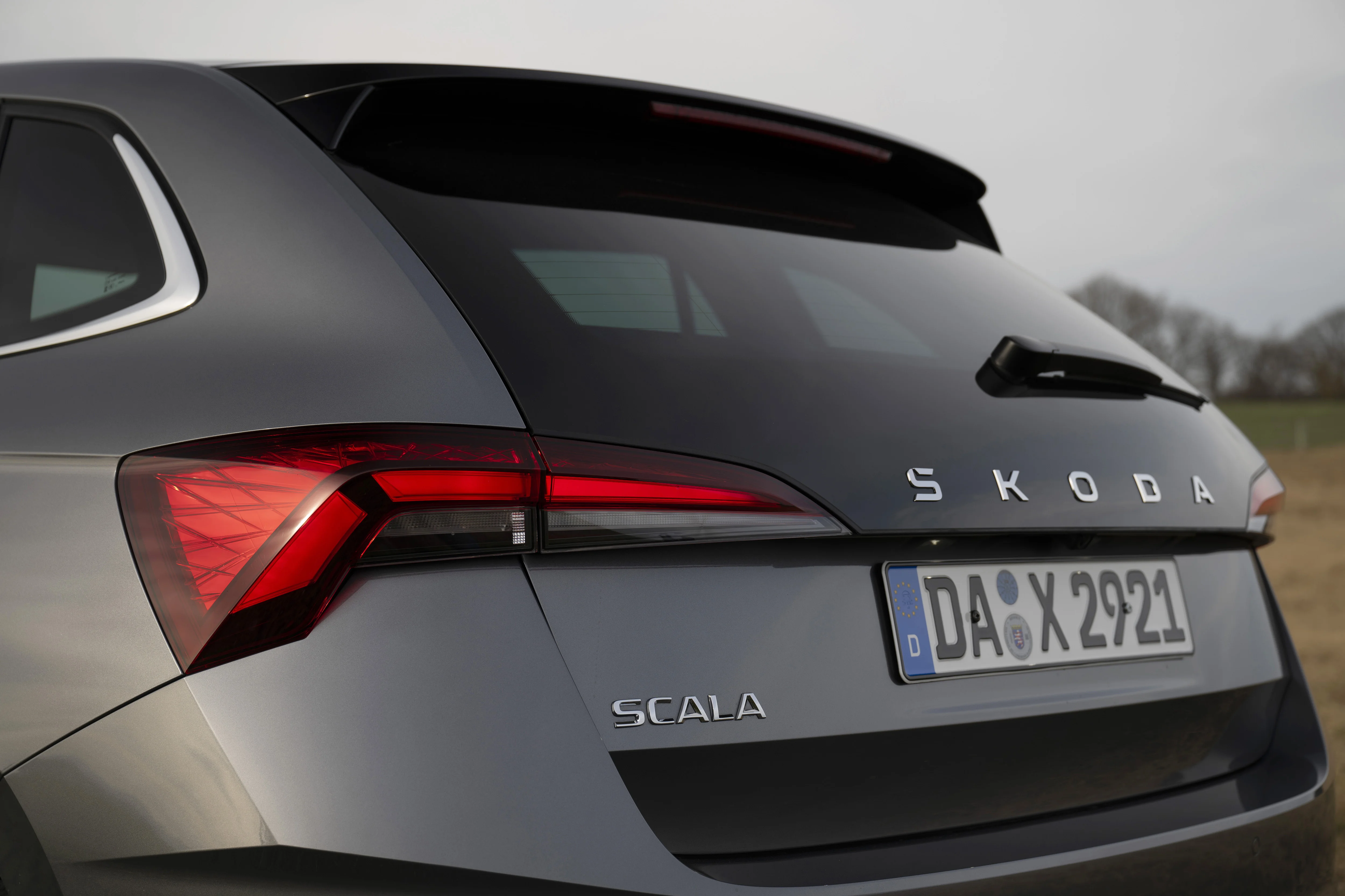Nahaufnahme: das Heck des Skoda Scala Tour