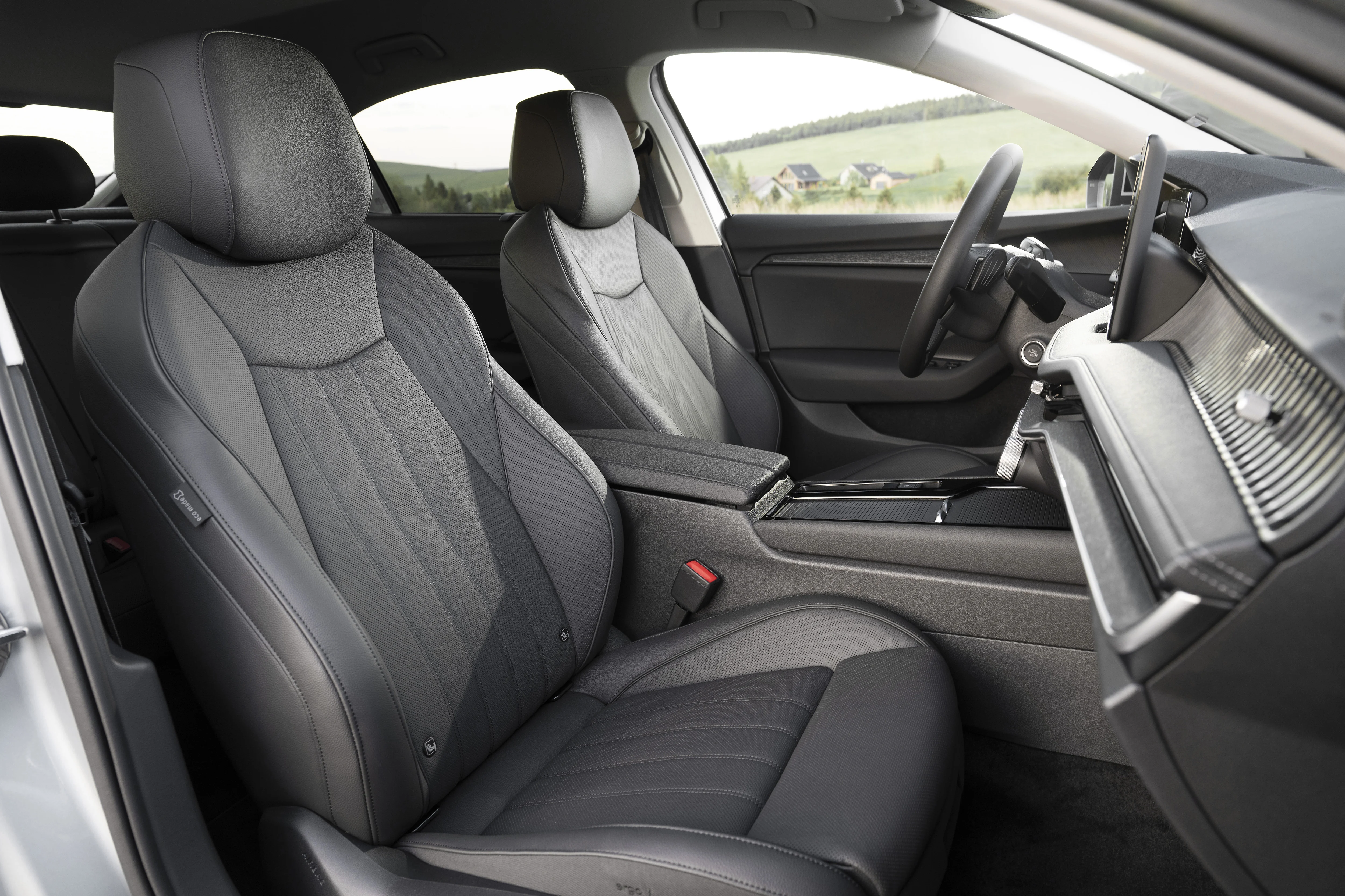 Blick durch die offene Beifahrertür: das Interior des Skoda Superp