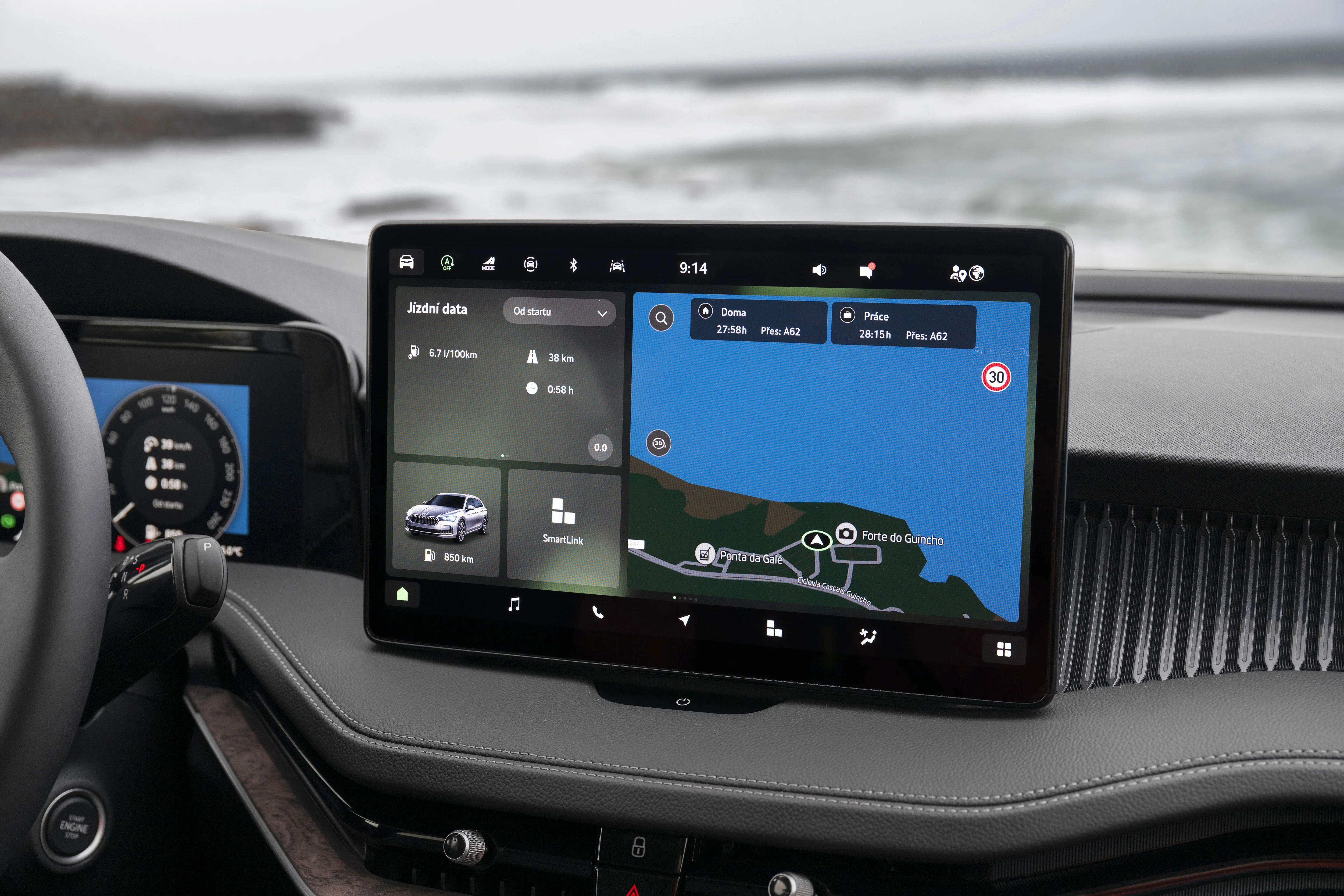 Nahaufnahme des Infotainment Displays im Skoda Superb iv