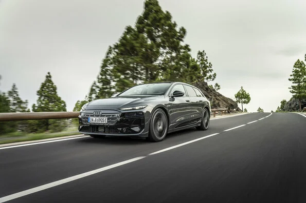 Dynamische Fahraufnahme des vollelektrischen Audi A6 e-tron