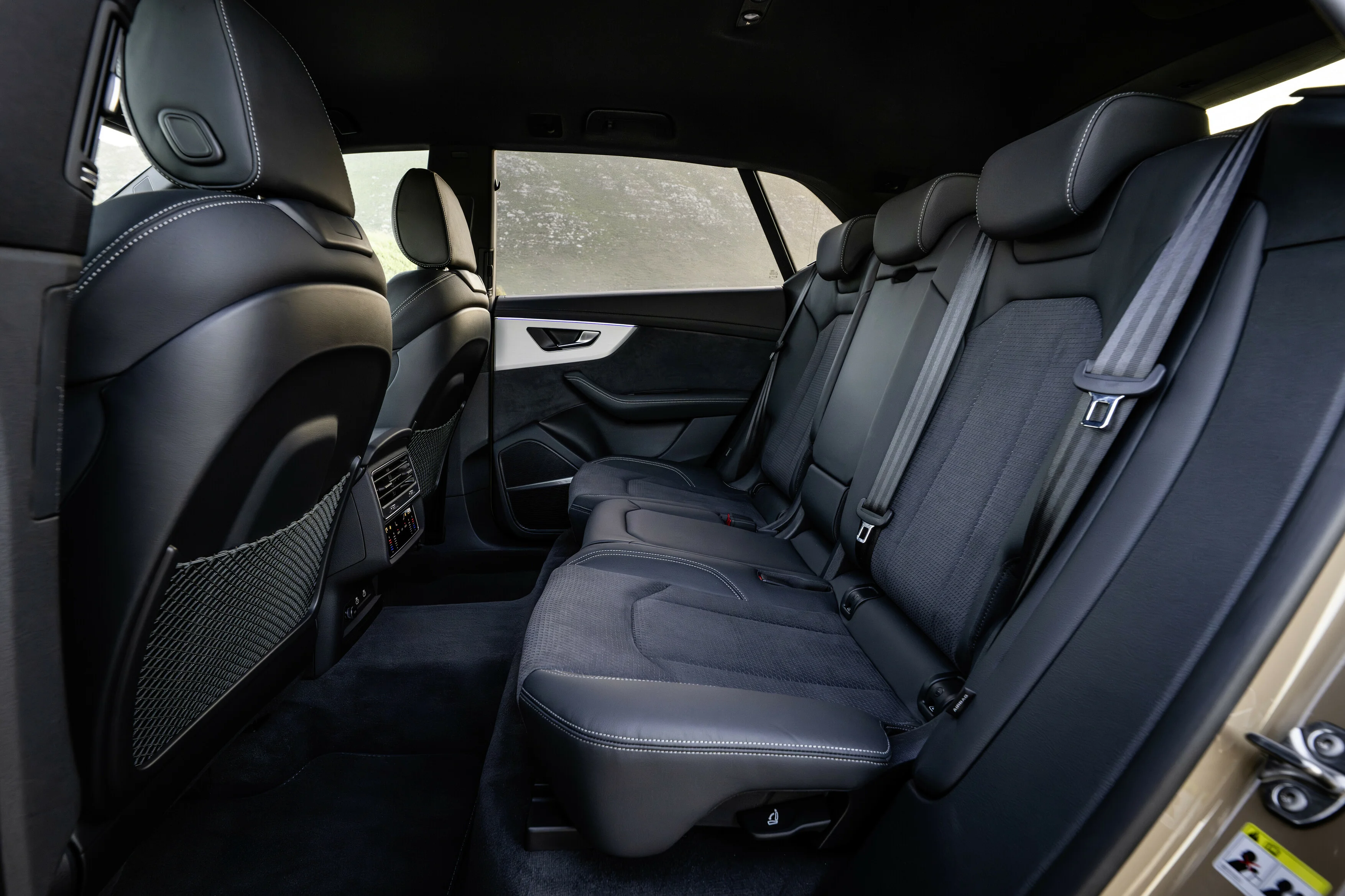Blick auf die Rückbank: das Interior des Audi Q8