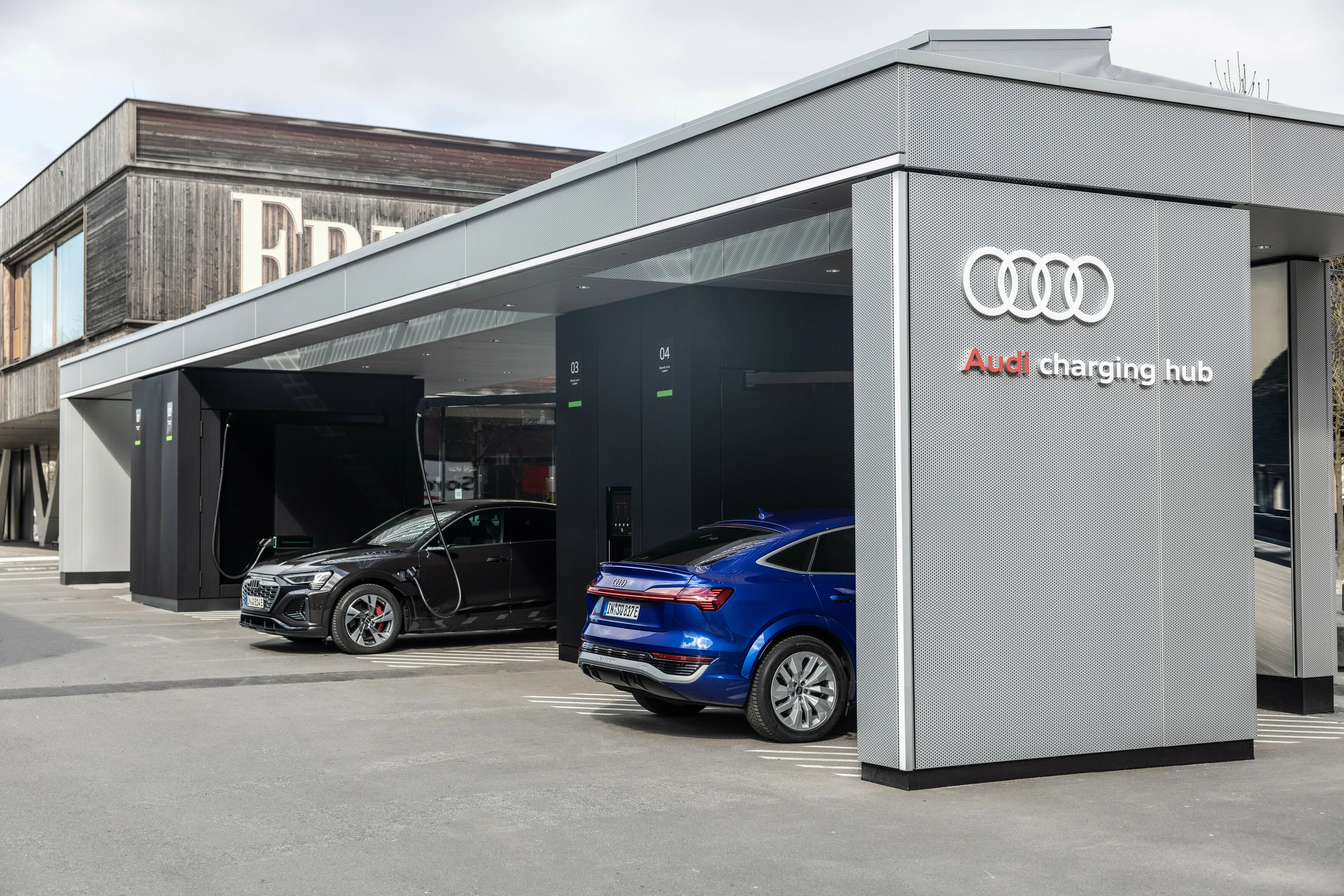 Der vollelektrische Audi Q8 e-tron an der Ladestation