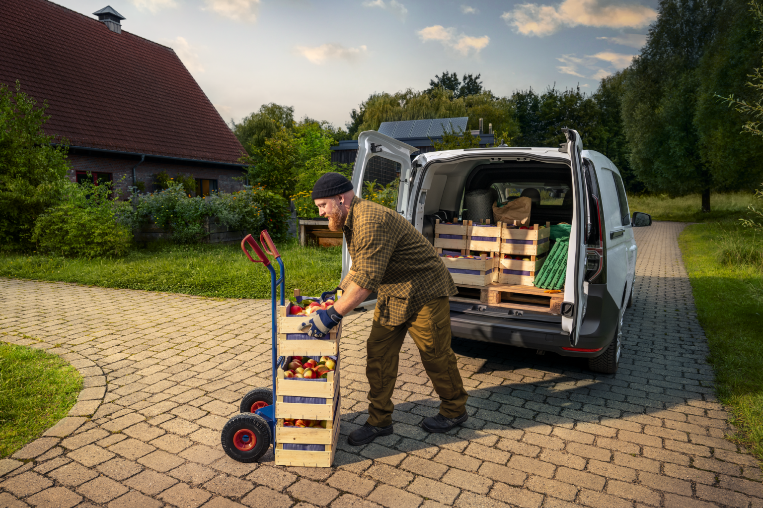 Der Begleiter für den Alltag: ein Landwirt entlädt seinen Caddy Cargo