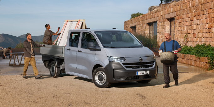 Die Außenansicht des VW Transporter Doka mit Pritsche
