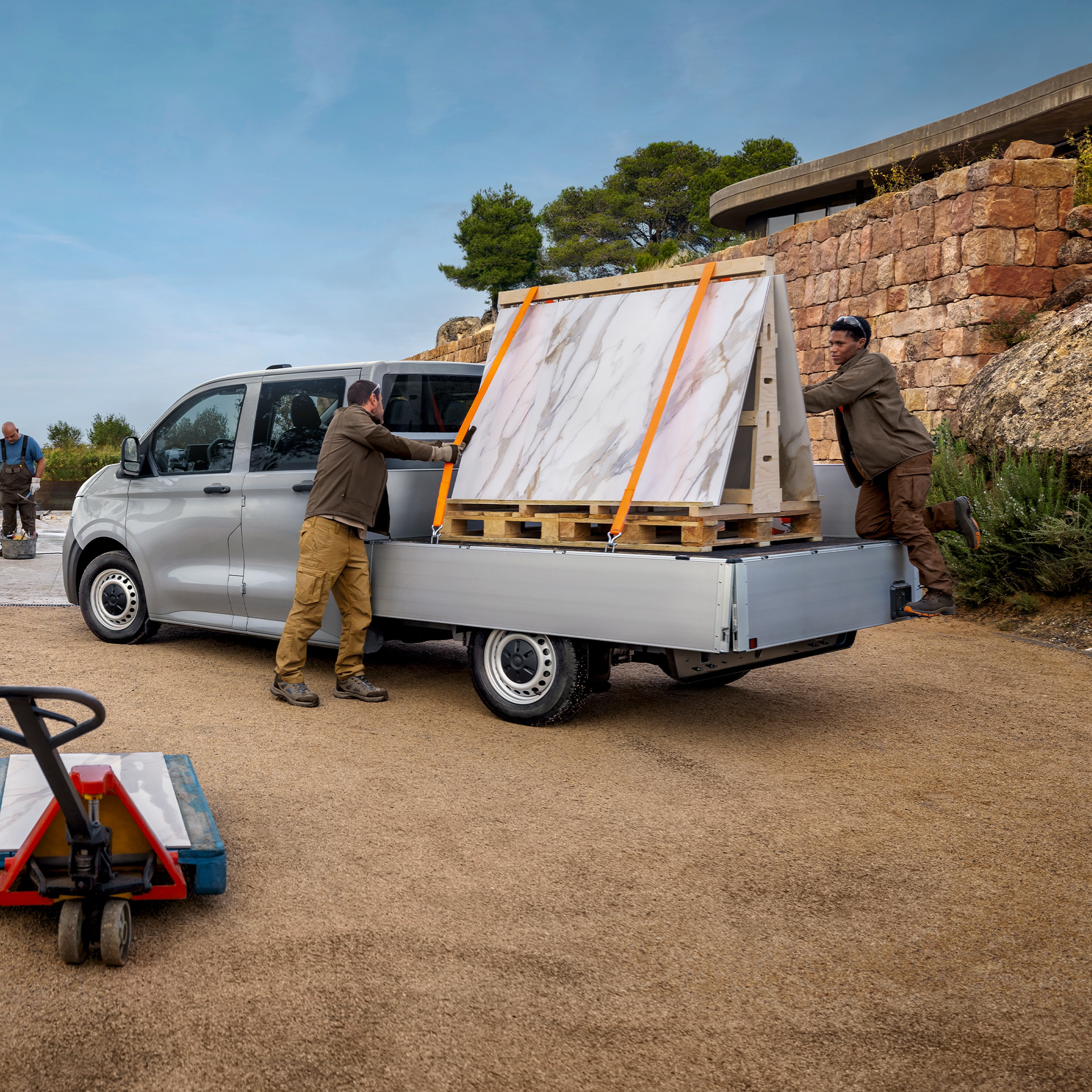 Das Exterior des VW Transporter Pritsche Doppelkabine aus der Seiten- und Heckansicht.
