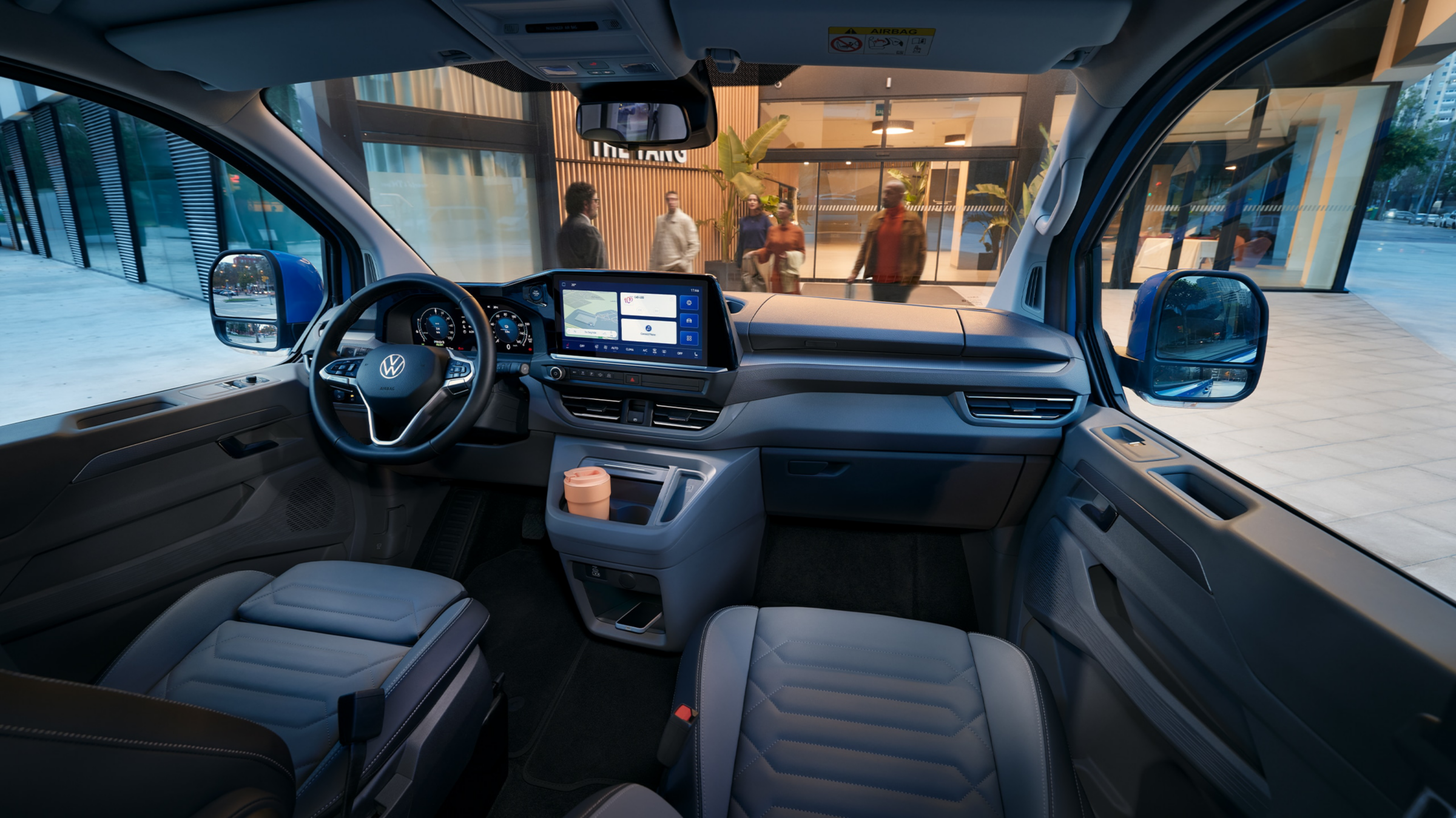 Sicht auf das Cockpit des VW Caravelle.