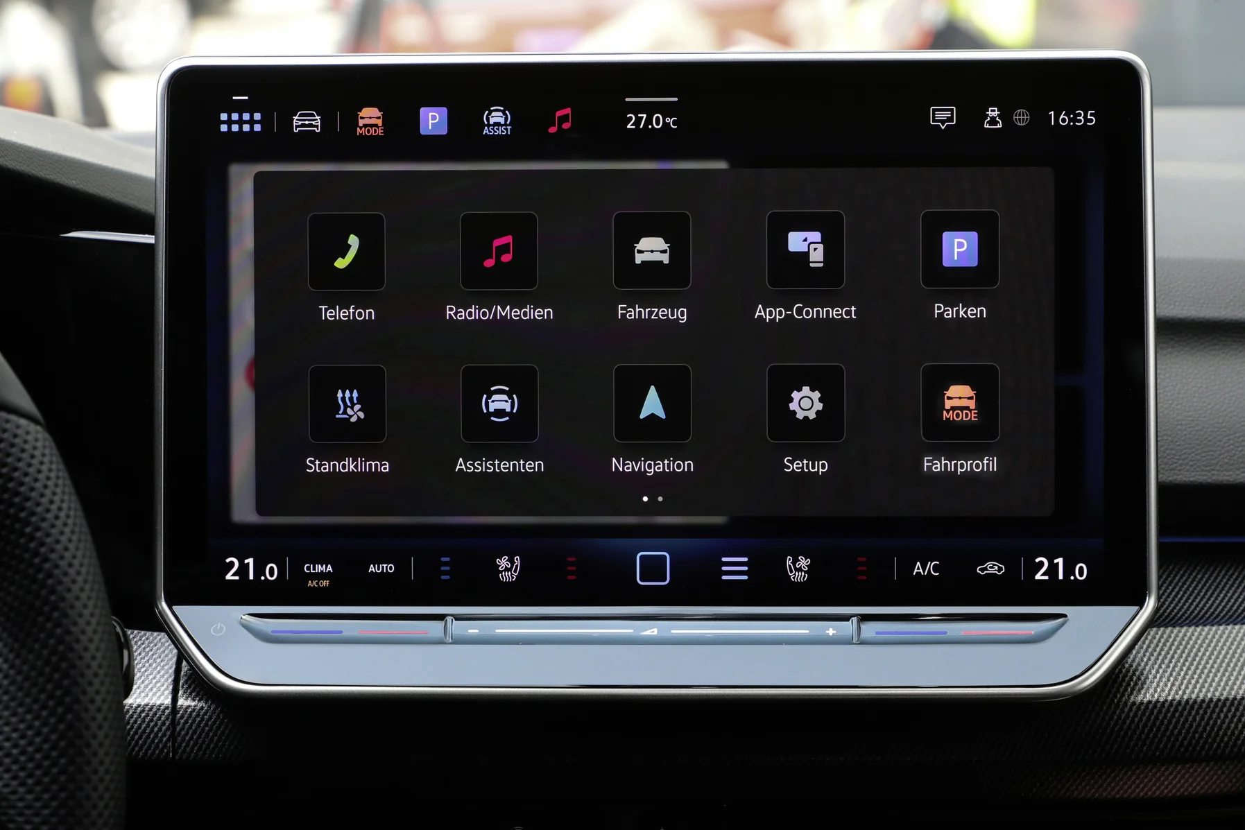 Das Infainatinment-System im Interior des VW Golf. 