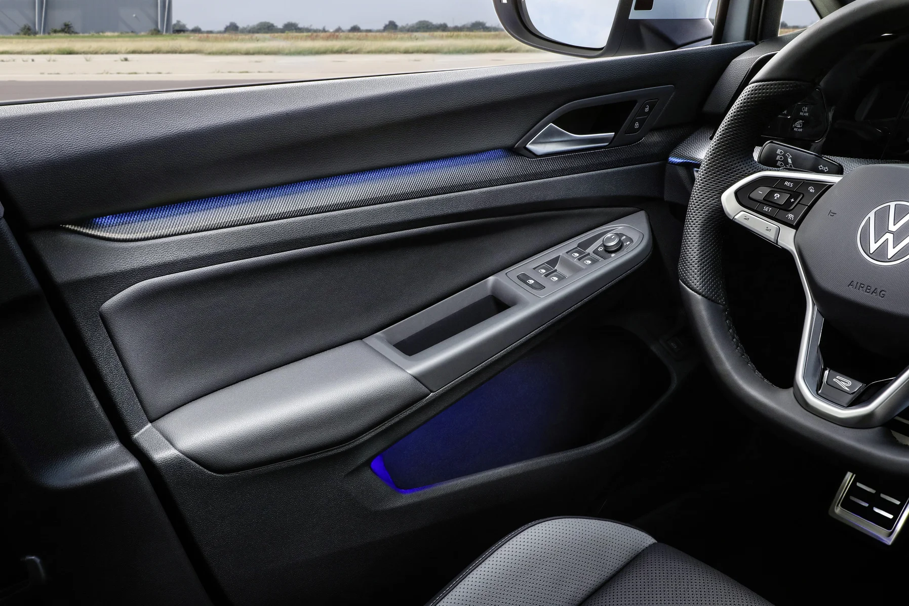 Detailaufnahme im Interior des VW Golf Variant: Bedienelemente, Ambientebeleuchtung und Lenkrad