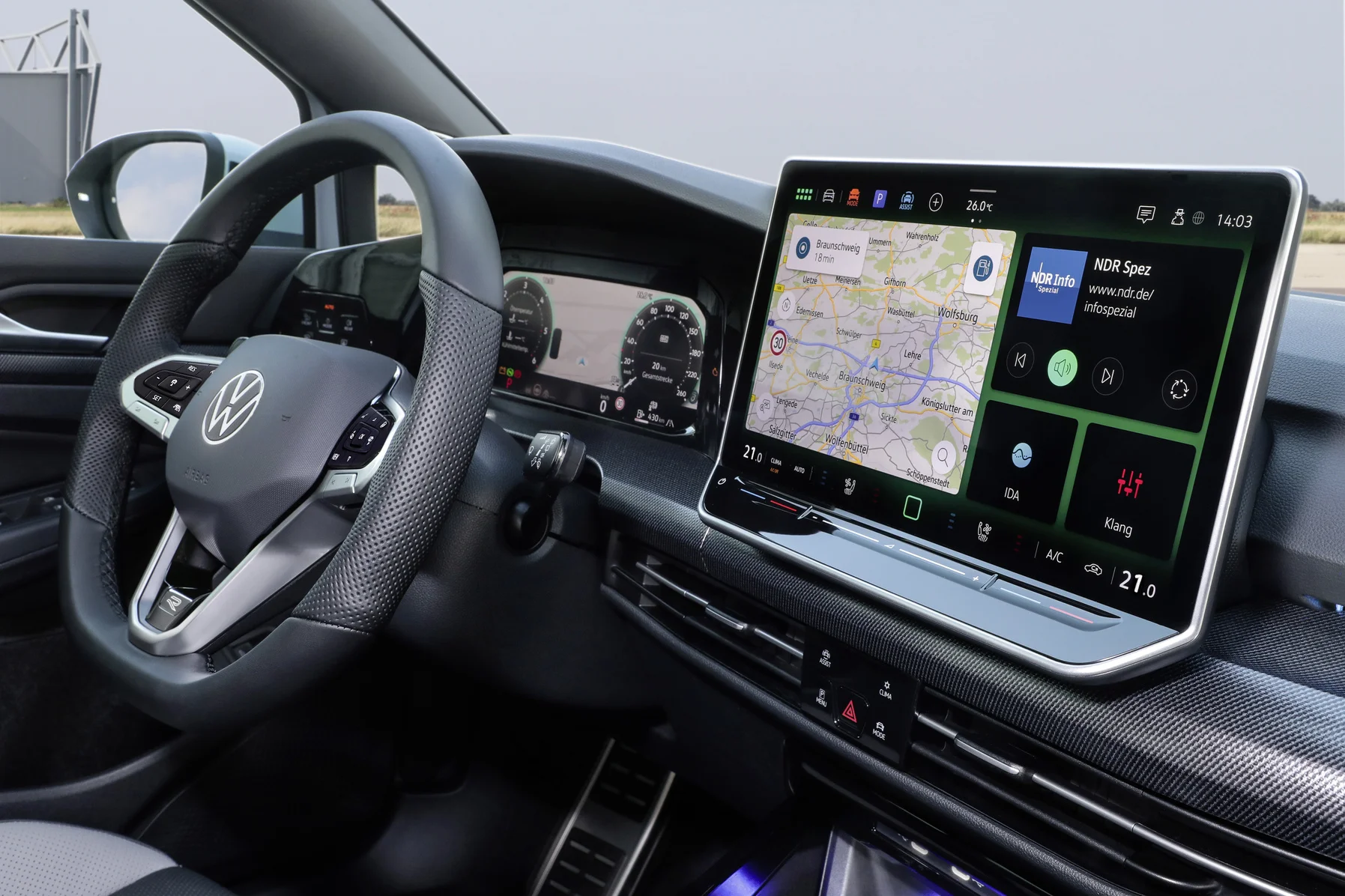 Digital Cockpit und Infotainment Display im VW Golf Variant