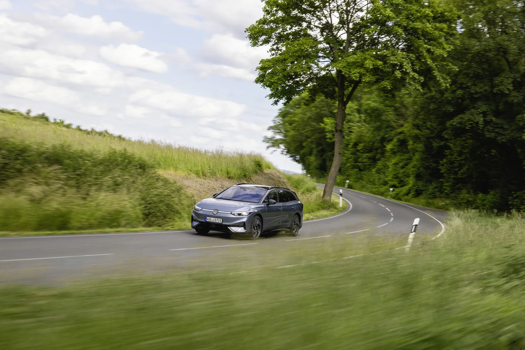 Dynamische Fahraufnahme des Volkswagen ID7 Tourer
