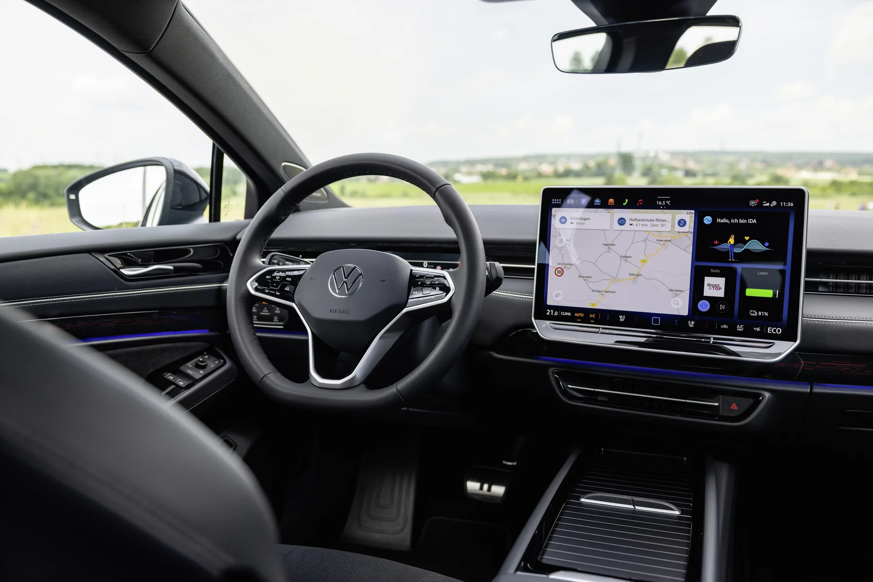 Das Cockpit des VW ID 7 Tourer - großes Display, Bedienelemente und Lenkrad