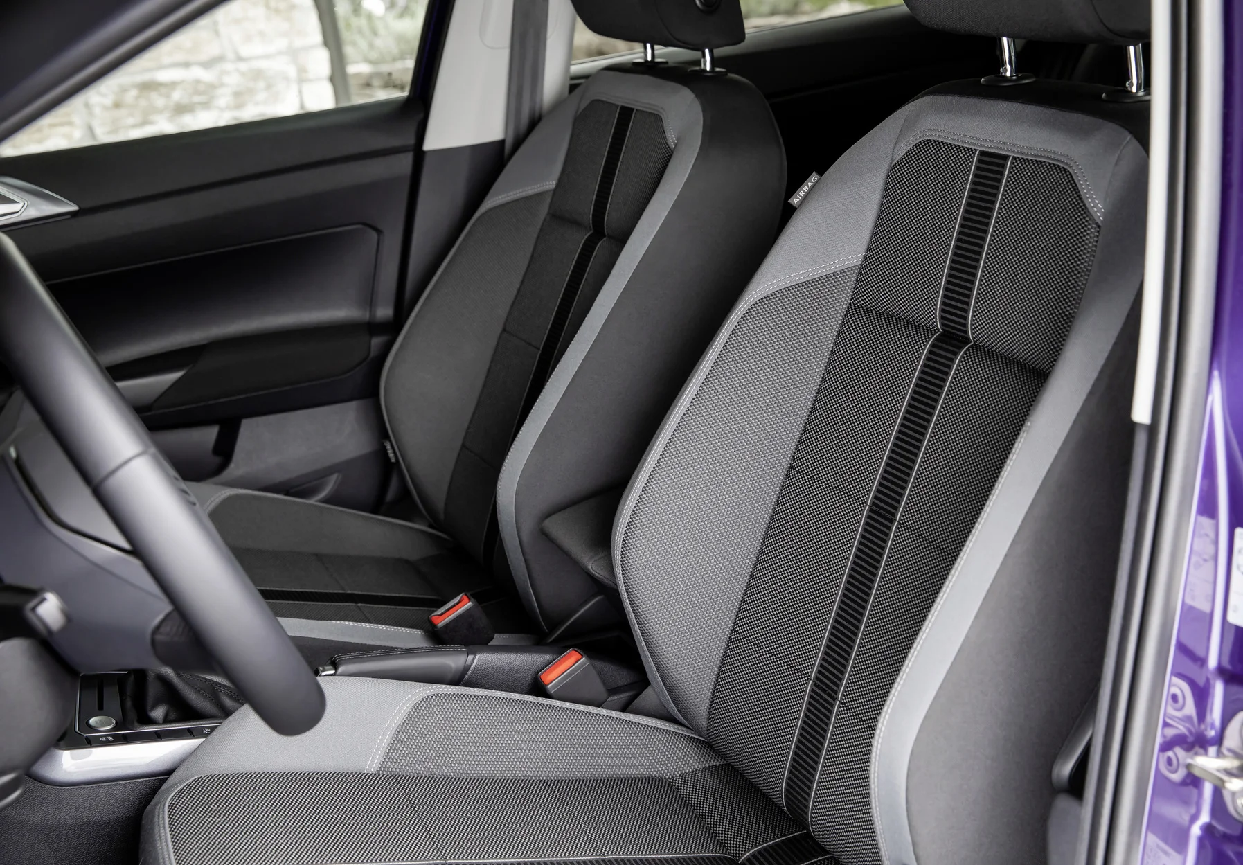 Blick auf das Interior des VW Polo durch die offene Fahrertür.