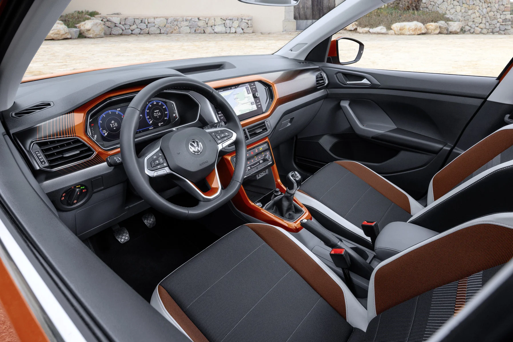 Blick auf das Interior des VW T-Cross aus dem offenen Fenster auf der Fahrerseite.