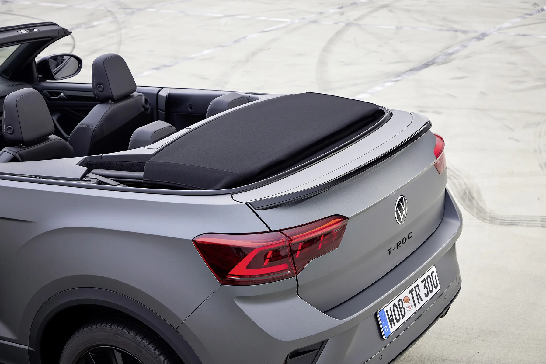 Detailaufnahme: faltbares Dach des VW T-Rok Cabriolet
