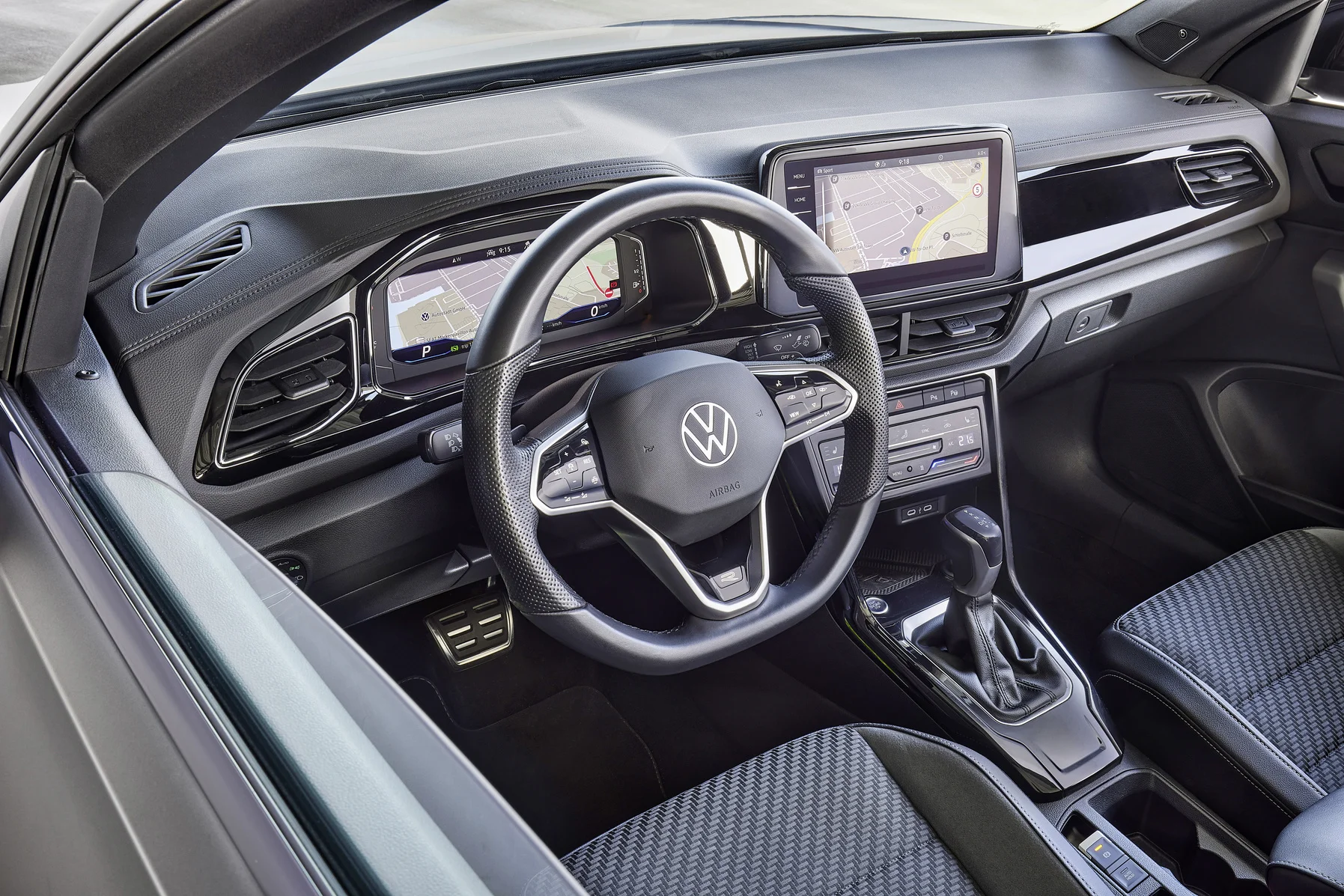 Blick in den Innenraum: Infotainment, Digital Cockpit und Lenkrad im T Roc Kabrio